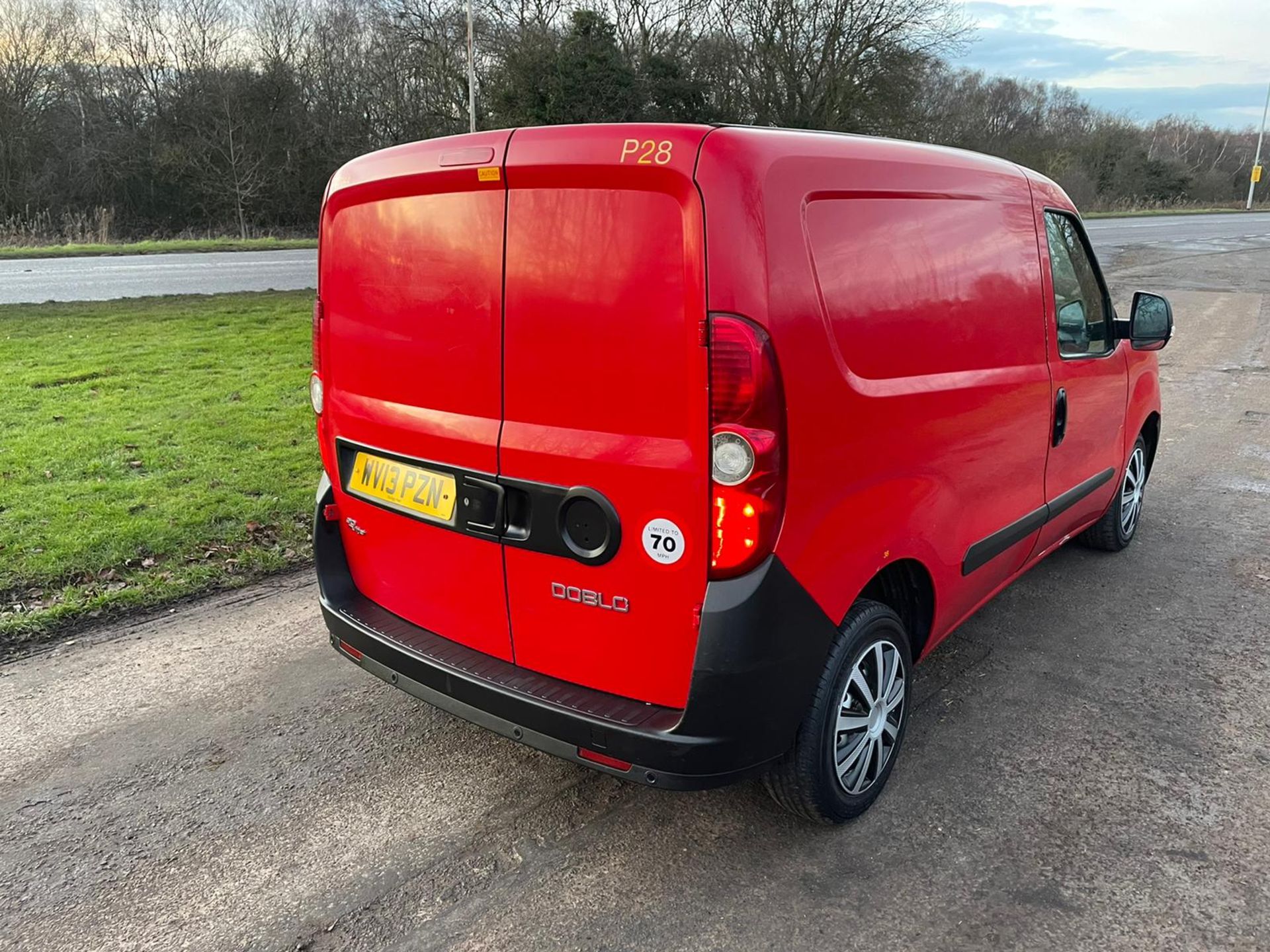 2013/13 REG FIAT DOBLO 16V MULTIJET 1.25 DIESEL RED PANEL VAN, SHOWING 0 FORMER KEEPERS *NO VAT* - Image 6 of 17