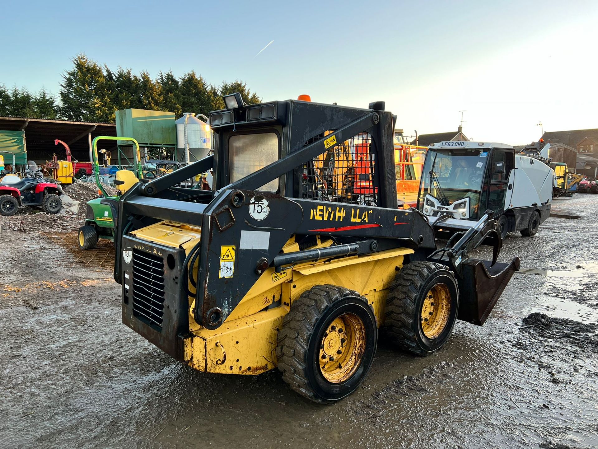 NEW HOLLAND LS160 SKIDSTEER WITH WHITES MUCK GRAB, RUNS DRIVES LIFTS, 1360 HOURS *PLUS VAT* - Image 6 of 15