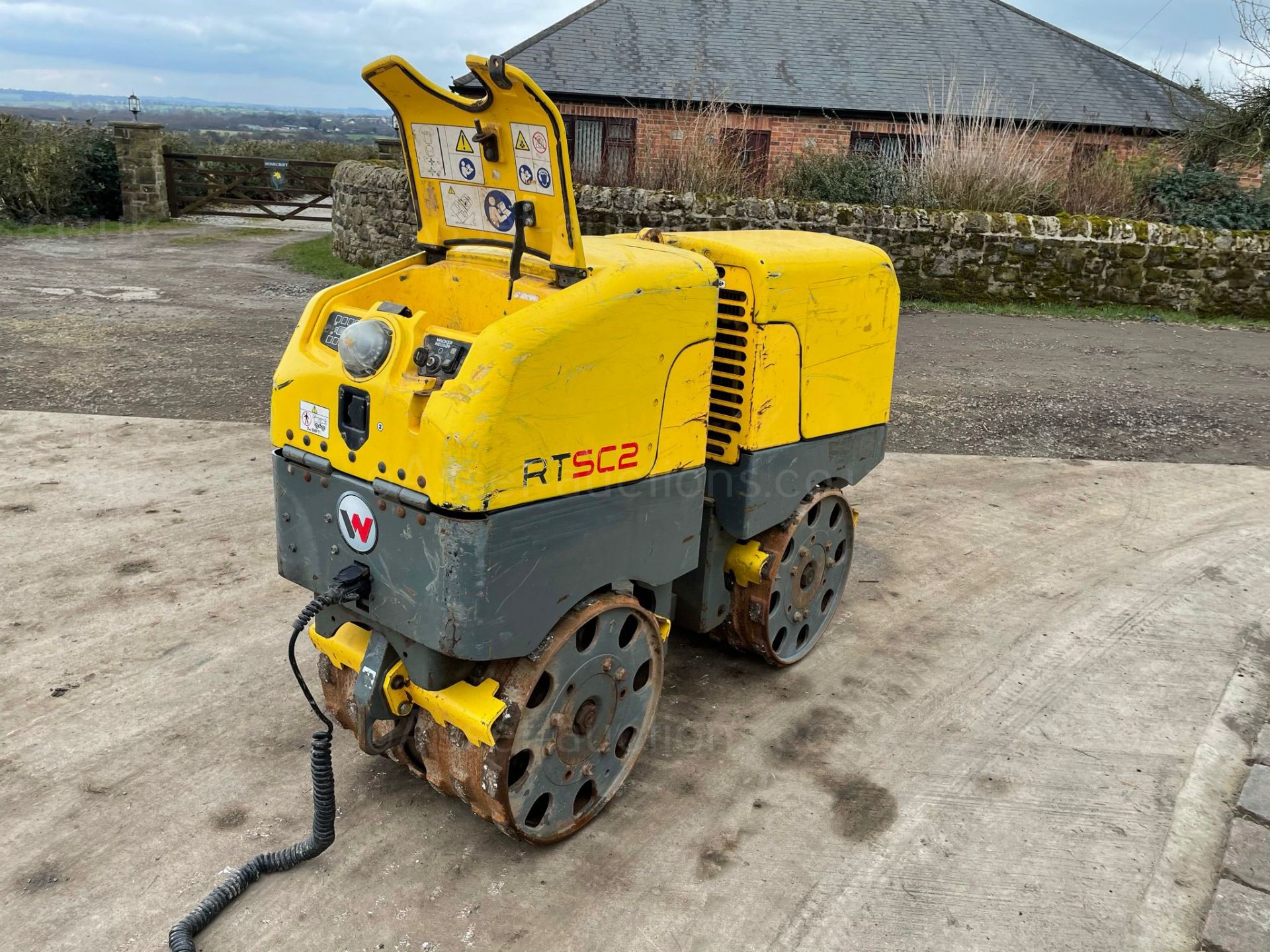 2014 WACKER NEUSON RTSC2 WALK BEHIND TRENCH ROLLER, RUNS AND DRIVES, SHOWING A LOW 402 HOURS - Image 3 of 9