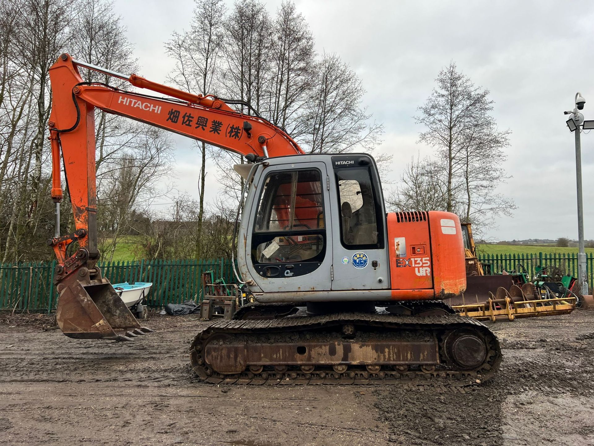 HITACHI EX135 13 TON TRACKED DIGGER / EXCAVATOR, 5183 RECORDED HOURS, RUNS WORKS AND DIGS *PLUS VAT* - Image 2 of 8