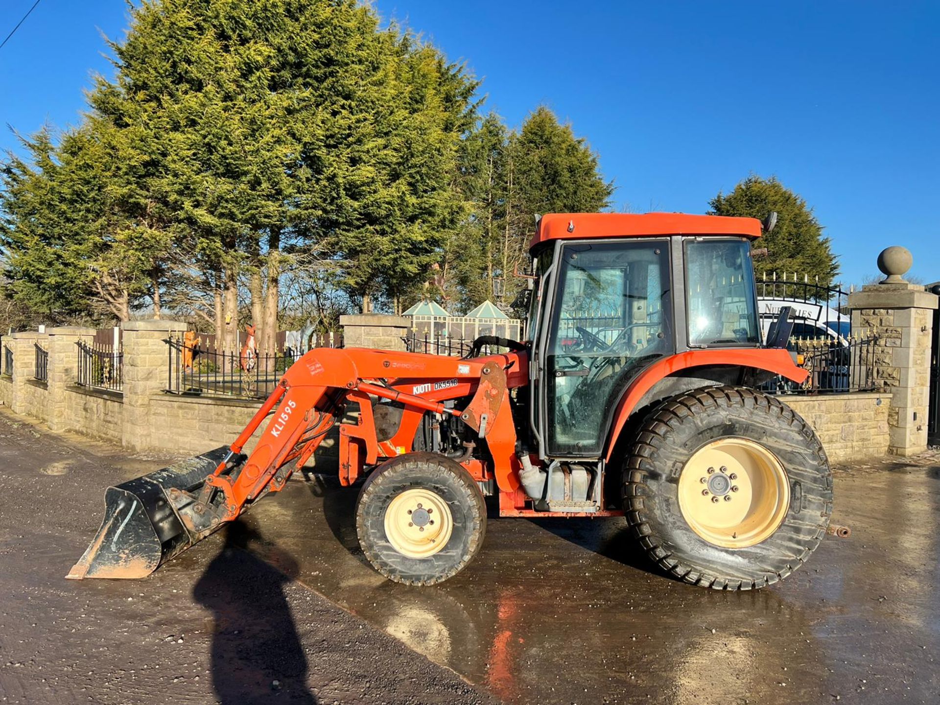 KIOTI DK551C 54hp 4WD COMPACT TRACTOR WITH FRONT LOADER AND BUCKET, 1869 HOURS *PLUS VAT* - Image 3 of 13