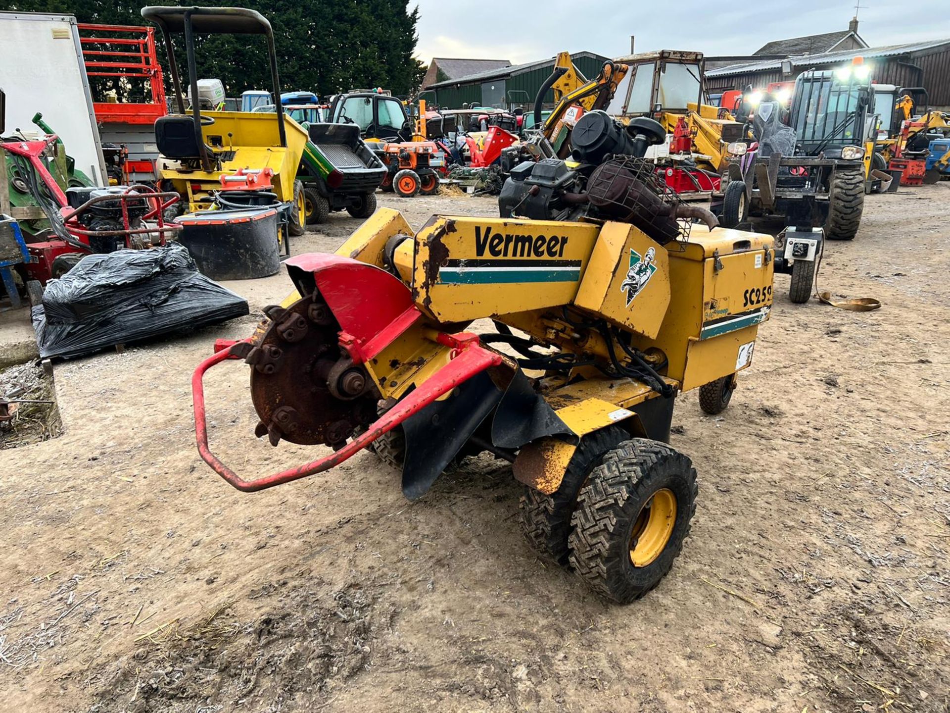 VERMEER SC252 TWIN WHEELED STUMP FRINDER WITH SINGLE AXLE TRAILER, 1885 HOURS *PLUS VAT* - Image 5 of 17