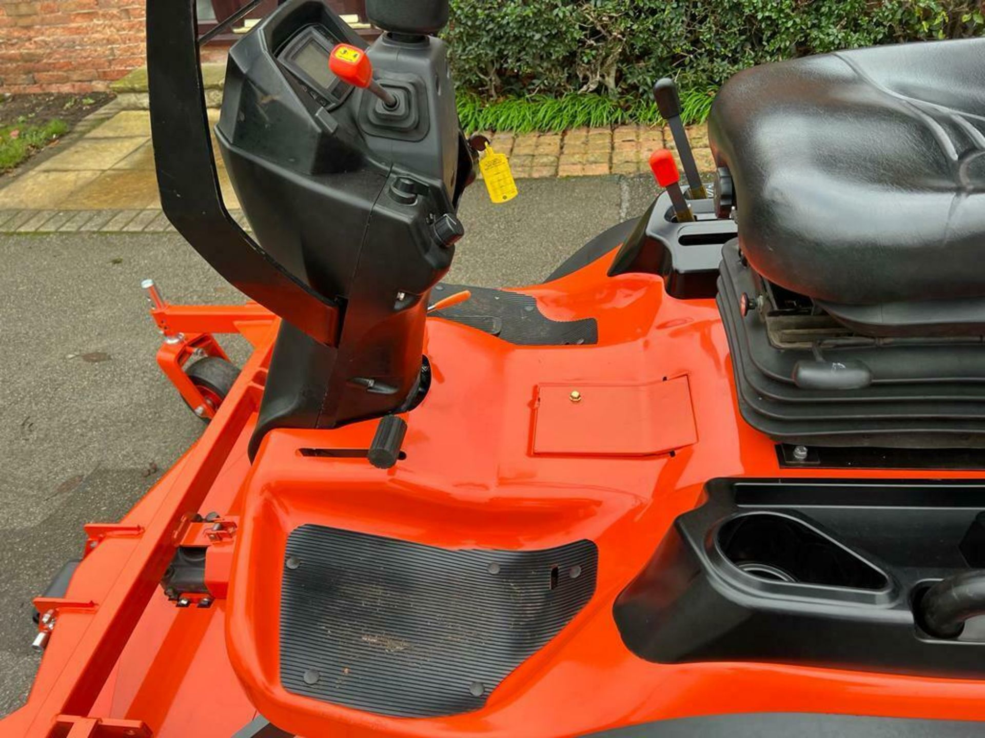 KUBOTA 3890 UPFRONT ROTARY MOWER, YEAR 2014, 4 WHEEL DRIVE, ONLY 2072 HOURS *PLUS VAT* - Image 8 of 11