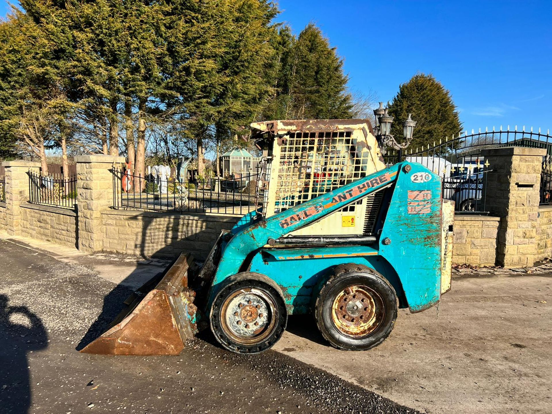 BELLE 761 DIESEL SKIDSTEER, RUNS DRIVES AND LIFTS, PIPED FOR FRONT ATTACHMENTS, C/W FRONT BUCKET - Image 4 of 12