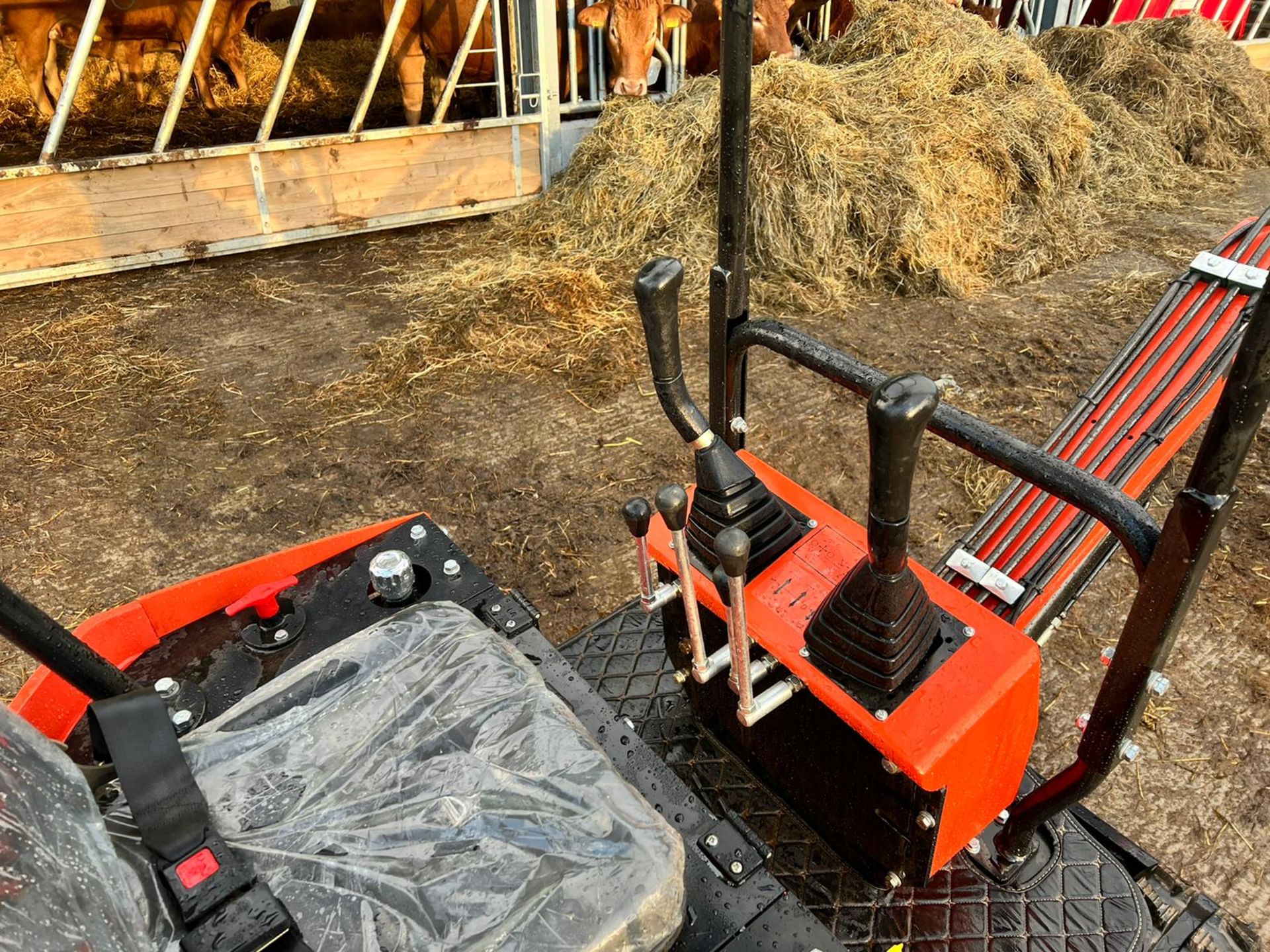 NEW AND UNUSED JPC HT12 1 TON MINI DIGGER, RUNS DRIVES AND DIGS, PIPED FOR FRONT ATTACHMENTS - Image 10 of 11