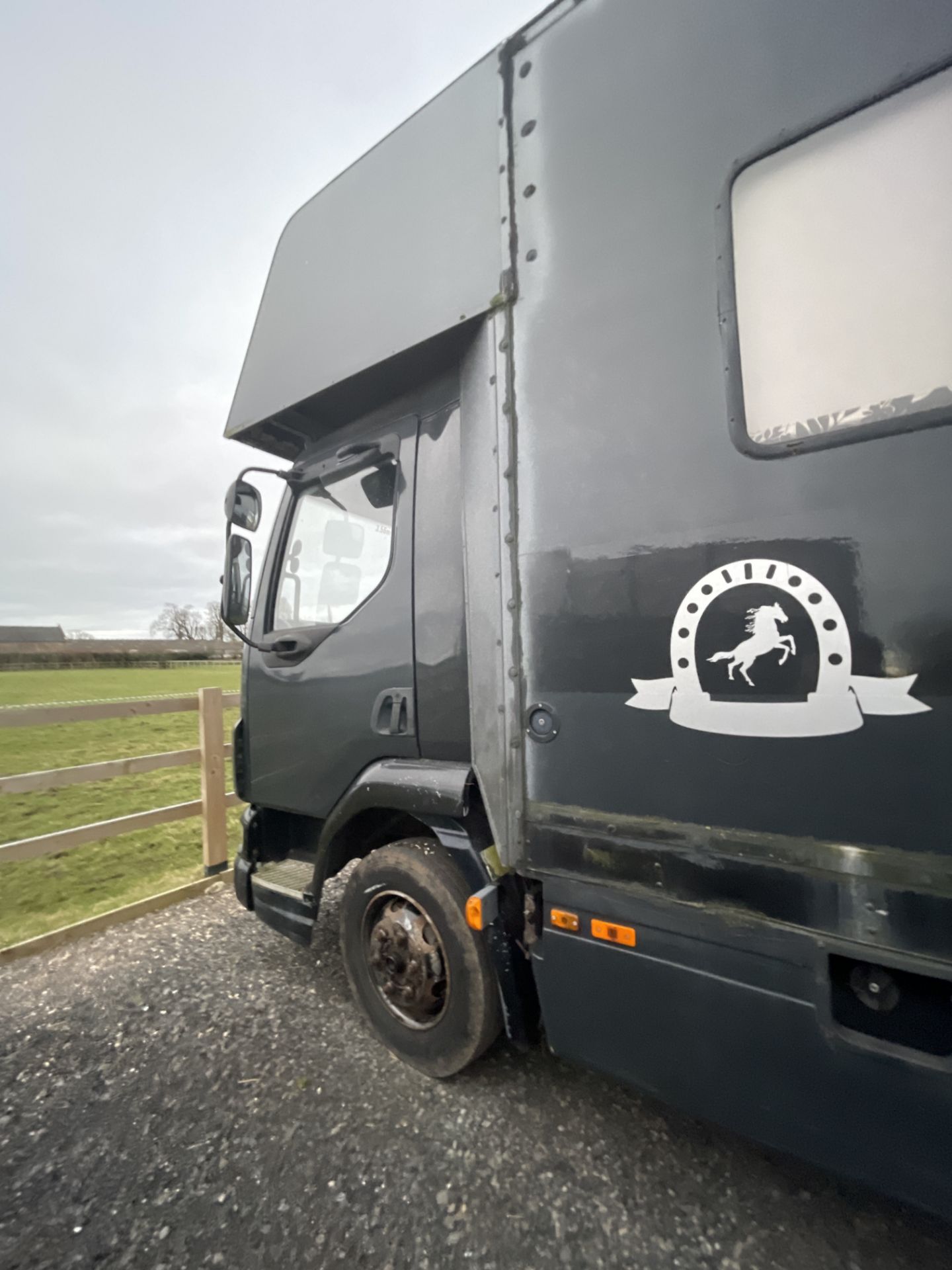 HORSE BOX / ACCOMODATION, SPACE FOR 3 PONIES OR 2 HORSES (MAX HEIGHT 17 HANDS) 304,473 KILOMETERS - Image 6 of 33