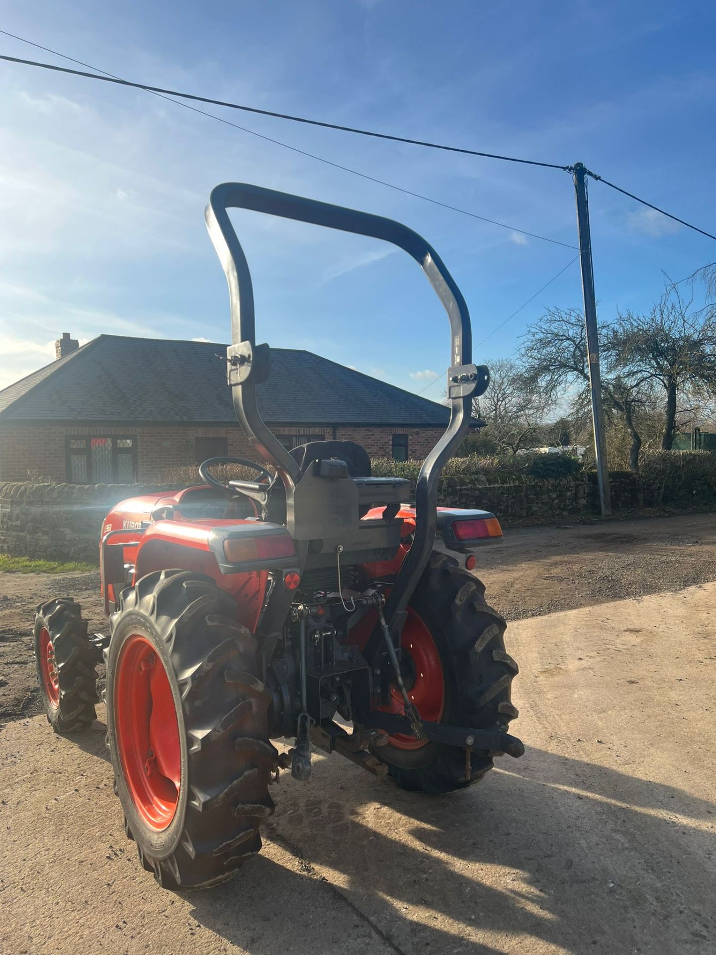 2019 KUBOTA L1361 4 WHEEL DRIVE TRACTOR, 36hp, 3 POINT LINKAGE, RUNS AND WORKS *PLUS VAT* - Image 4 of 11