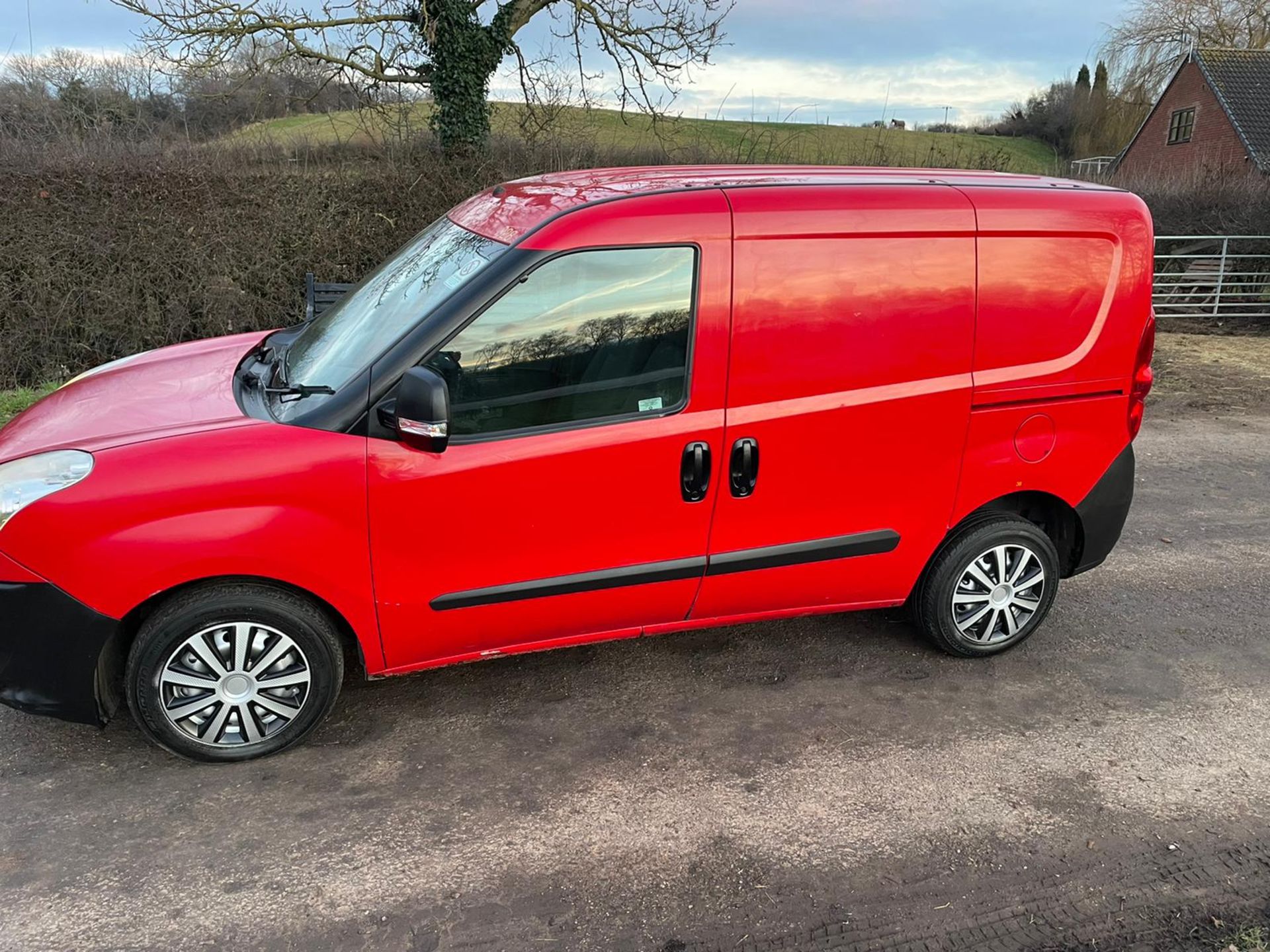 2013/13 REG FIAT DOBLO 16V MULTIJET 1.25 DIESEL RED PANEL VAN, SHOWING 0 FORMER KEEPERS *NO VAT* - Image 3 of 17