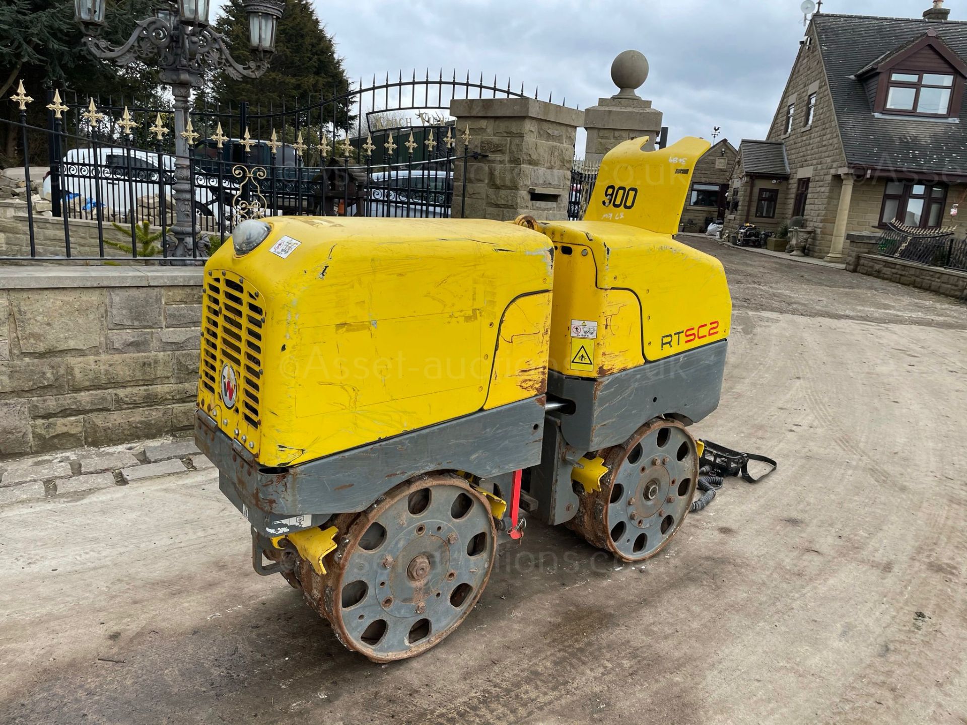 2014 WACKER NEUSON RTSC2 WALK BEHIND TRENCH ROLLER, RUNS AND DRIVES, SHOWING A LOW 402 HOURS - Image 4 of 9
