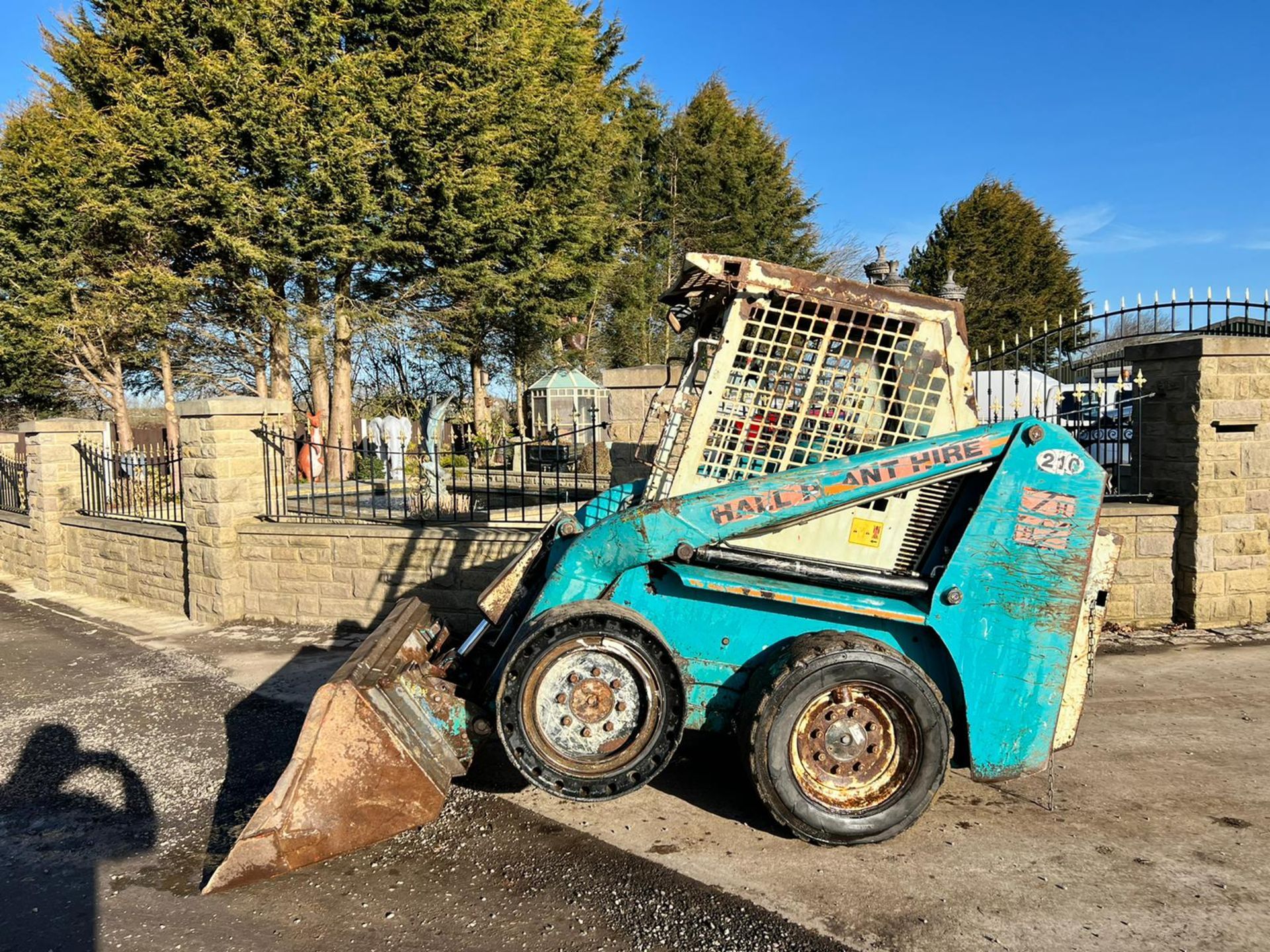 BELLE 761 DIESEL SKIDSTEER, RUNS DRIVES AND LIFTS, PIPED FOR FRONT ATTACHMENTS, C/W FRONT BUCKET - Image 3 of 12