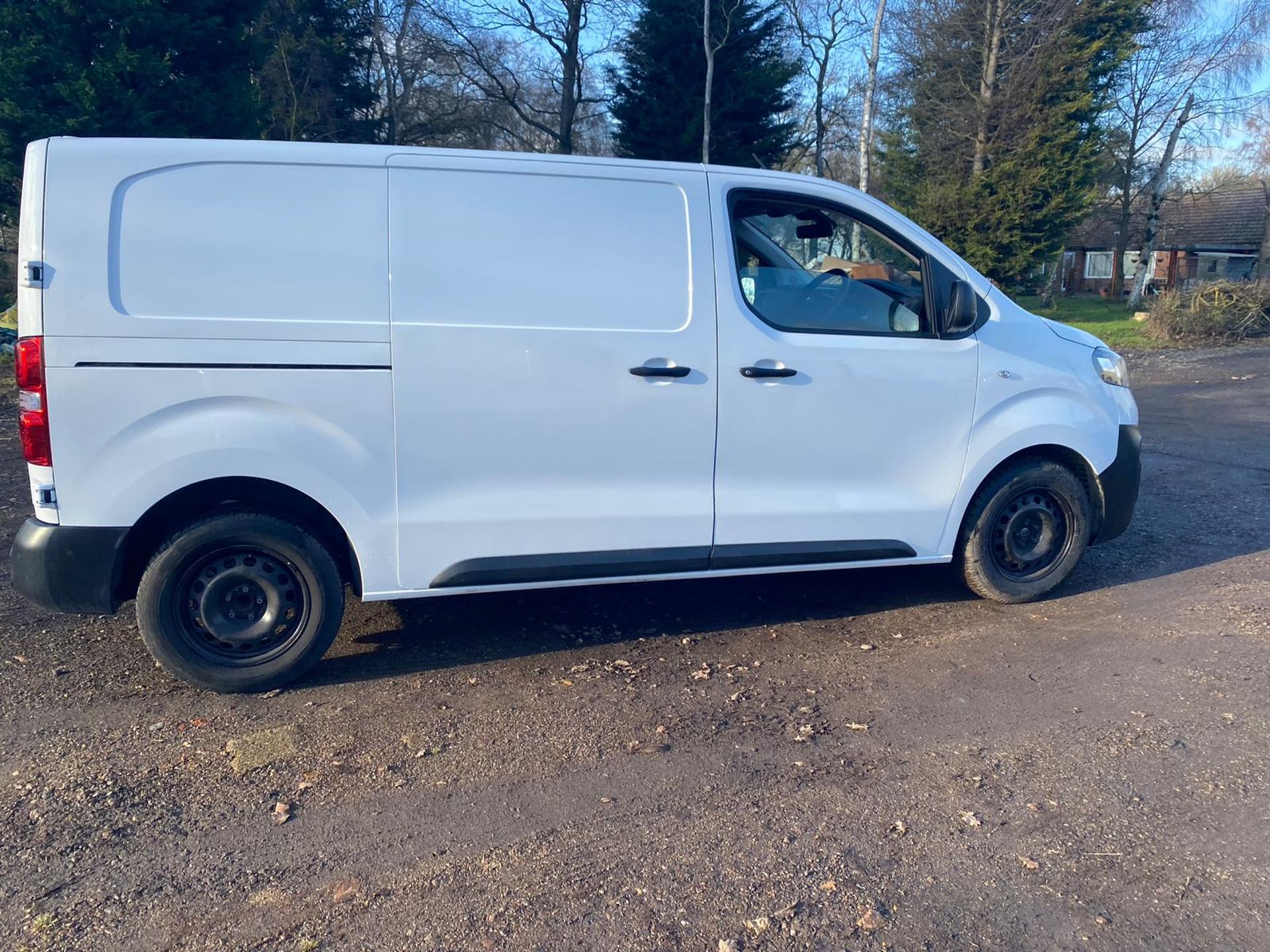 2020/69 VAUXHALL VIVARO 2900 DYNAMIC S/S WHITE PANEL VAN, 71K MILES, EURO 6, AIR CON *PLUS VAT* - Image 7 of 10