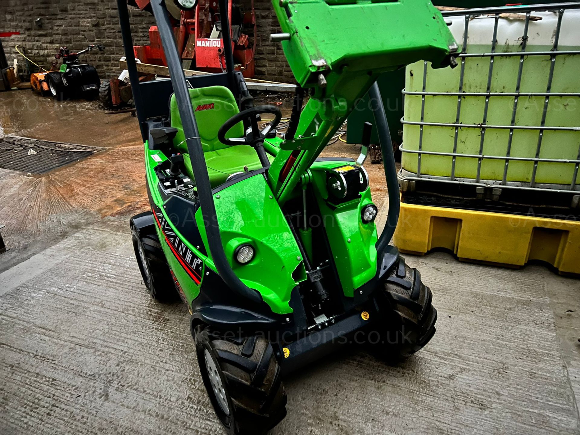 2020 AVANT 225 MULTI FUNCTIONAL LOADER, RUNS DRIVES AND LIFTS, SHOWING A LOW AND GENUINE 135 HOURS - Image 3 of 10