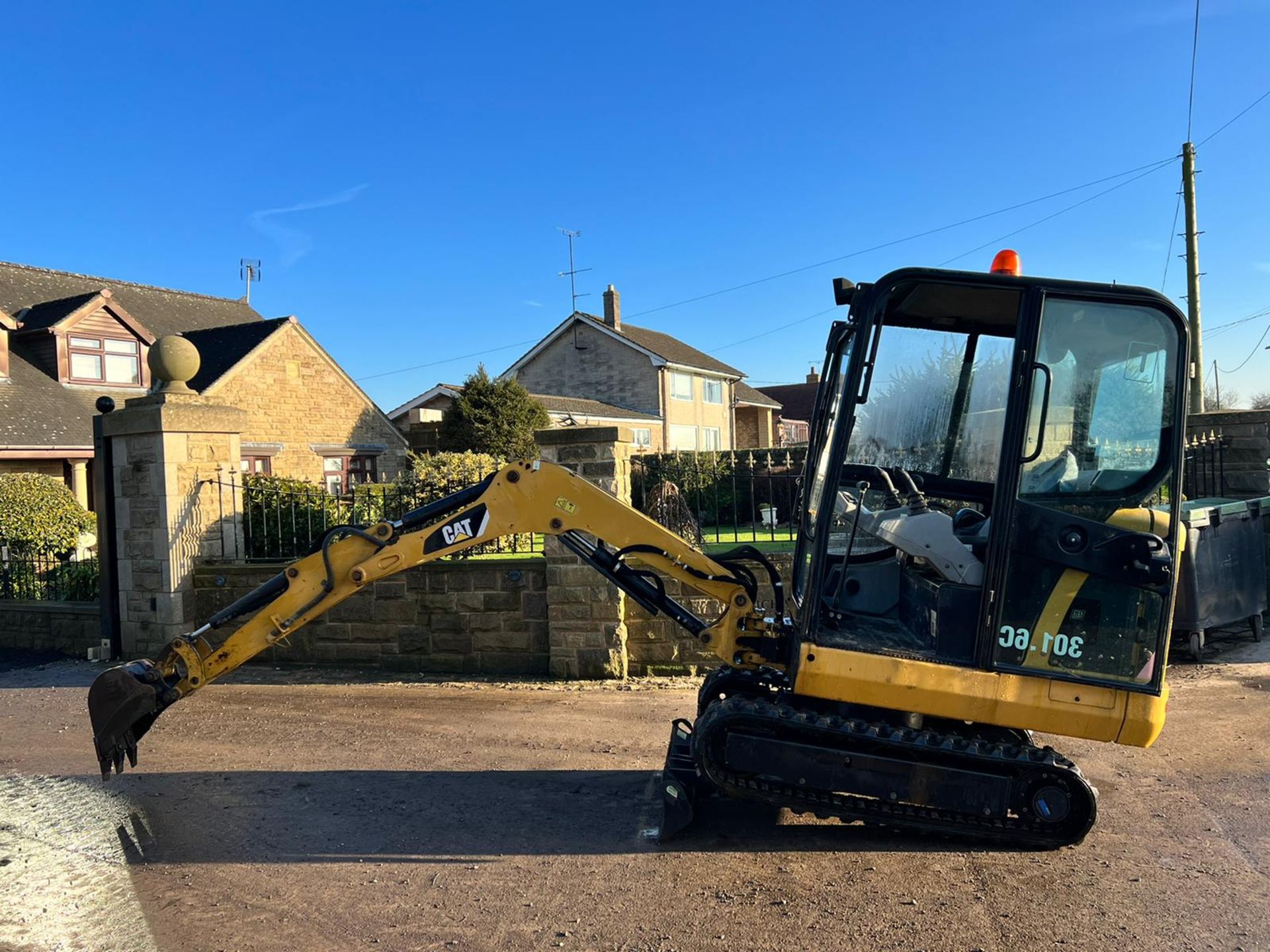 CATERPILLAR 301.6C 1.6 TON MINI DIGGER, RUNS DRIVES AND DIGS, 3 CYLINDER DIESEL ENGINE, YEAR 2007 - Image 2 of 18