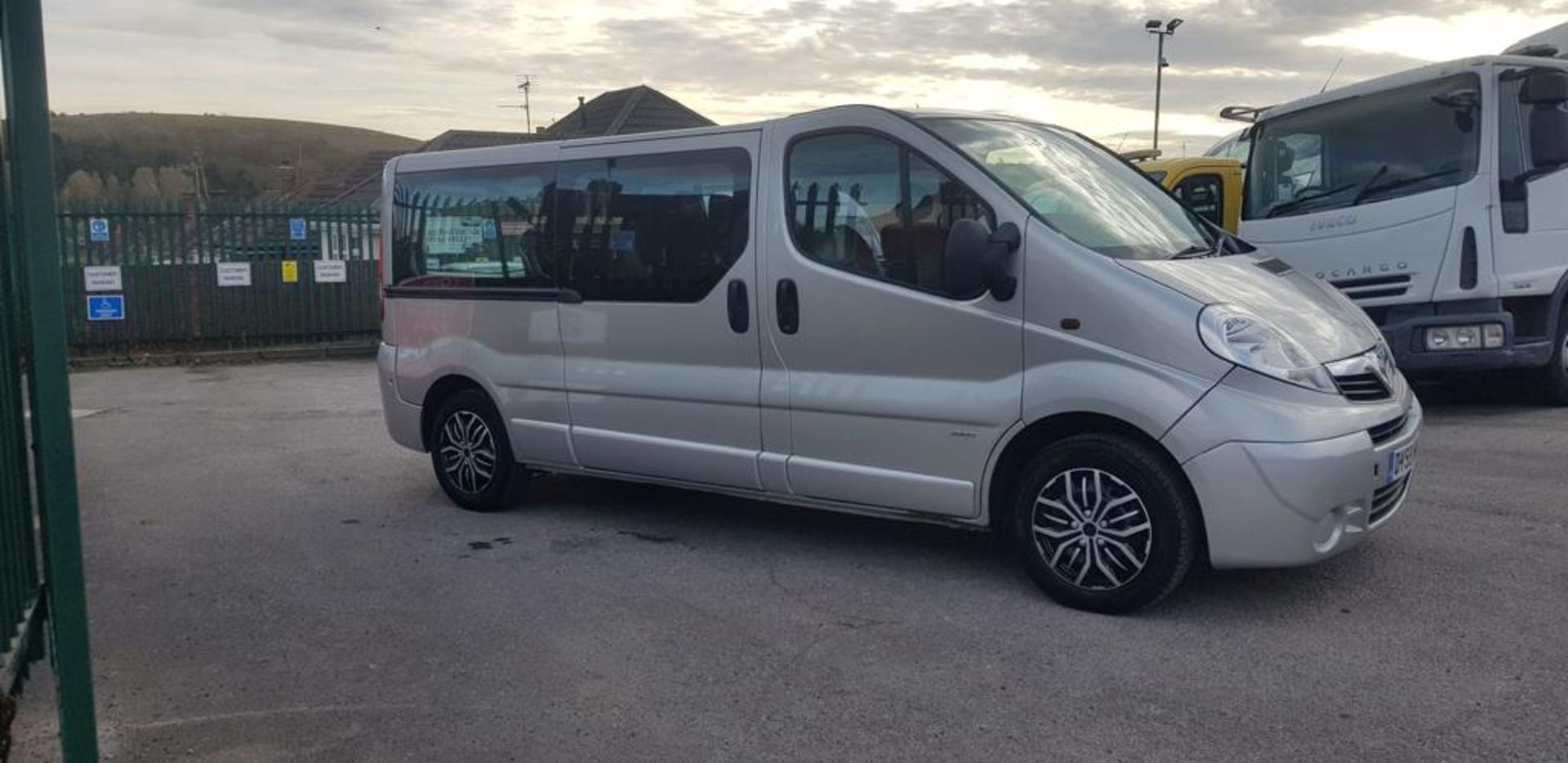 2009 VAUXHALL VIVARO COMBI LWB SILVER MINIBUS, 2.0 DIESEL ENGINE, 234,770 MILES *NO VAT* - Image 2 of 13