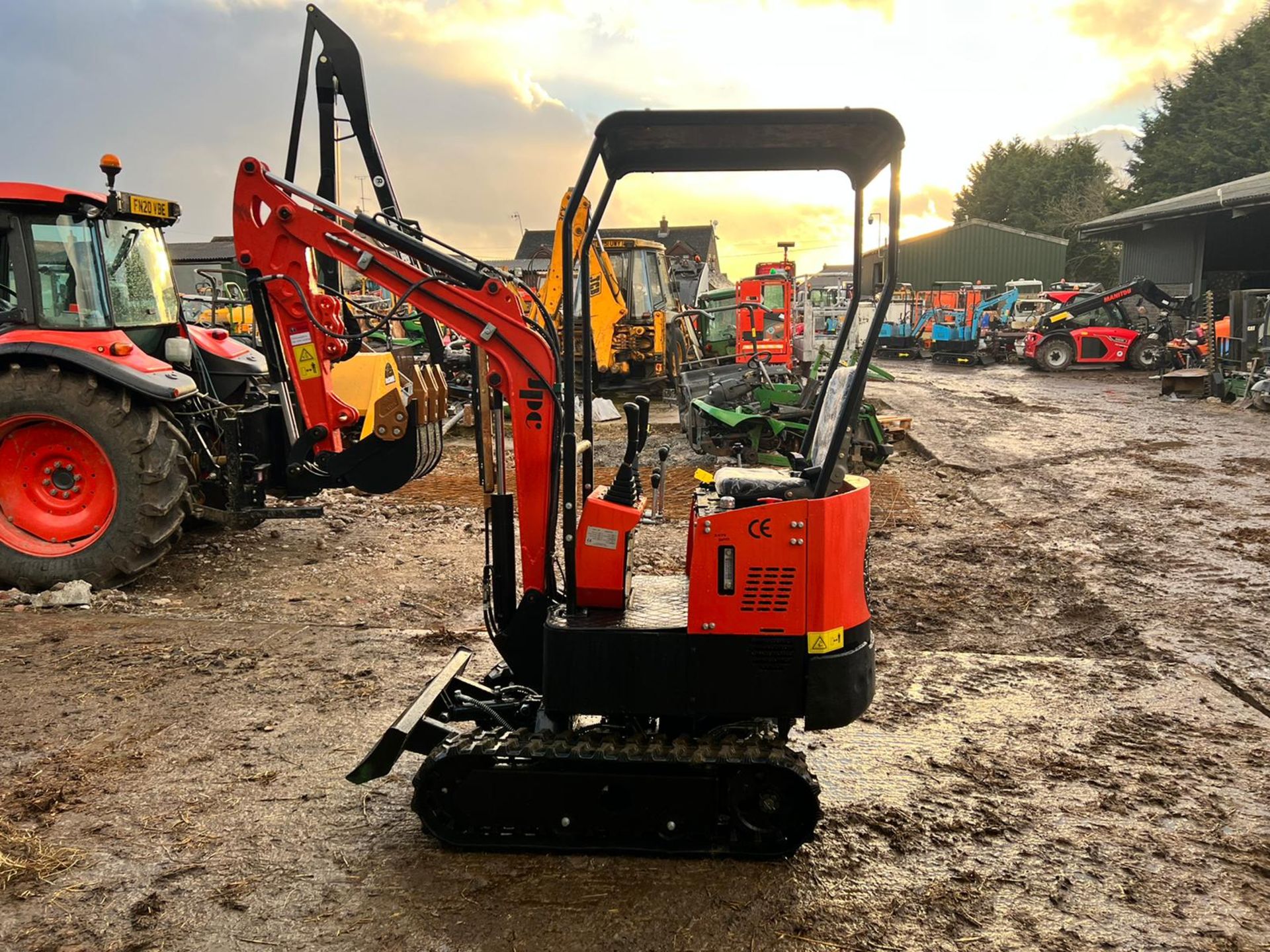 NEW AND UNUSED JPC HT12 1 TON MINI DIGGER, RUNS DRIVES AND DIGS, PIPED FOR FRONT ATTACHMENTS - Image 3 of 11