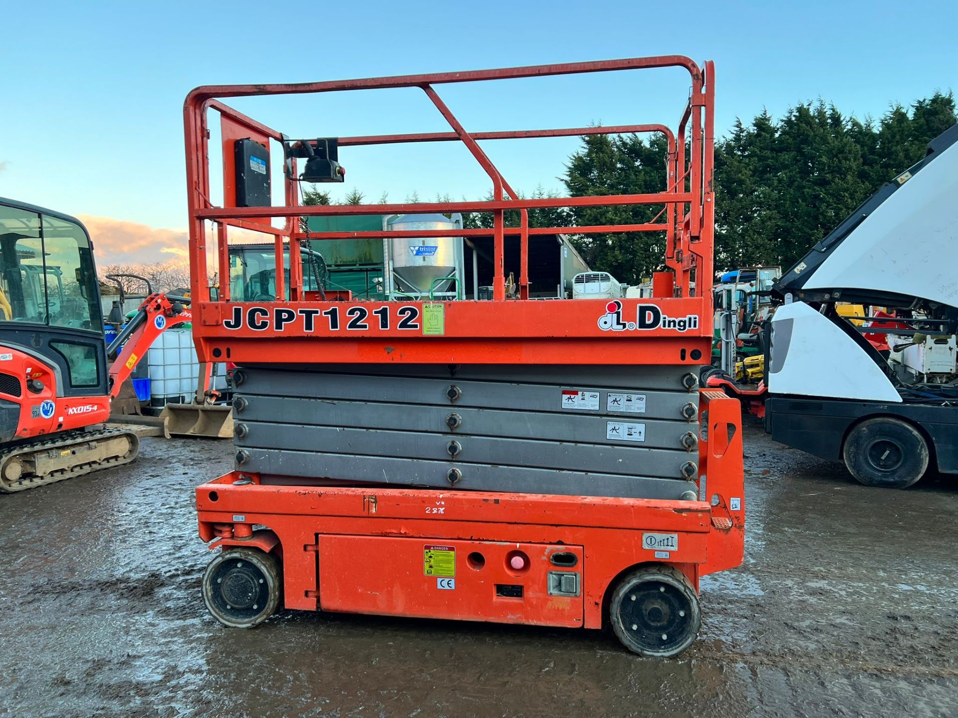 2012 DINGLI JCPT1212 ELECTRIC SCISSOR LIFT, SHOWING A LOW 393 HOURS *PLUS VAT* - Image 6 of 11