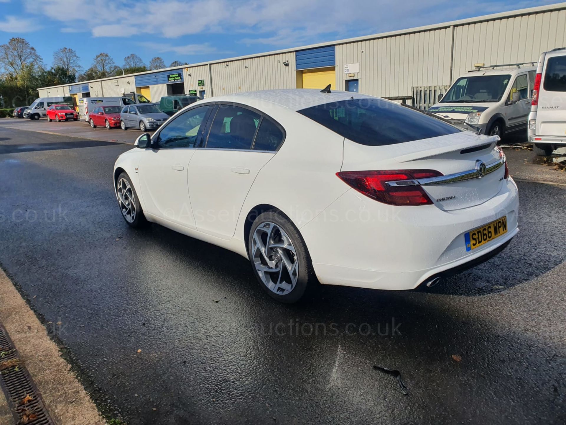 2016/66 VAUXHALL INSIGNIA SRI NAV VXLNE CDTI SS WHITE HATCHBACK, SHOWING 118,544 MILES *NO VAT* - Image 7 of 26