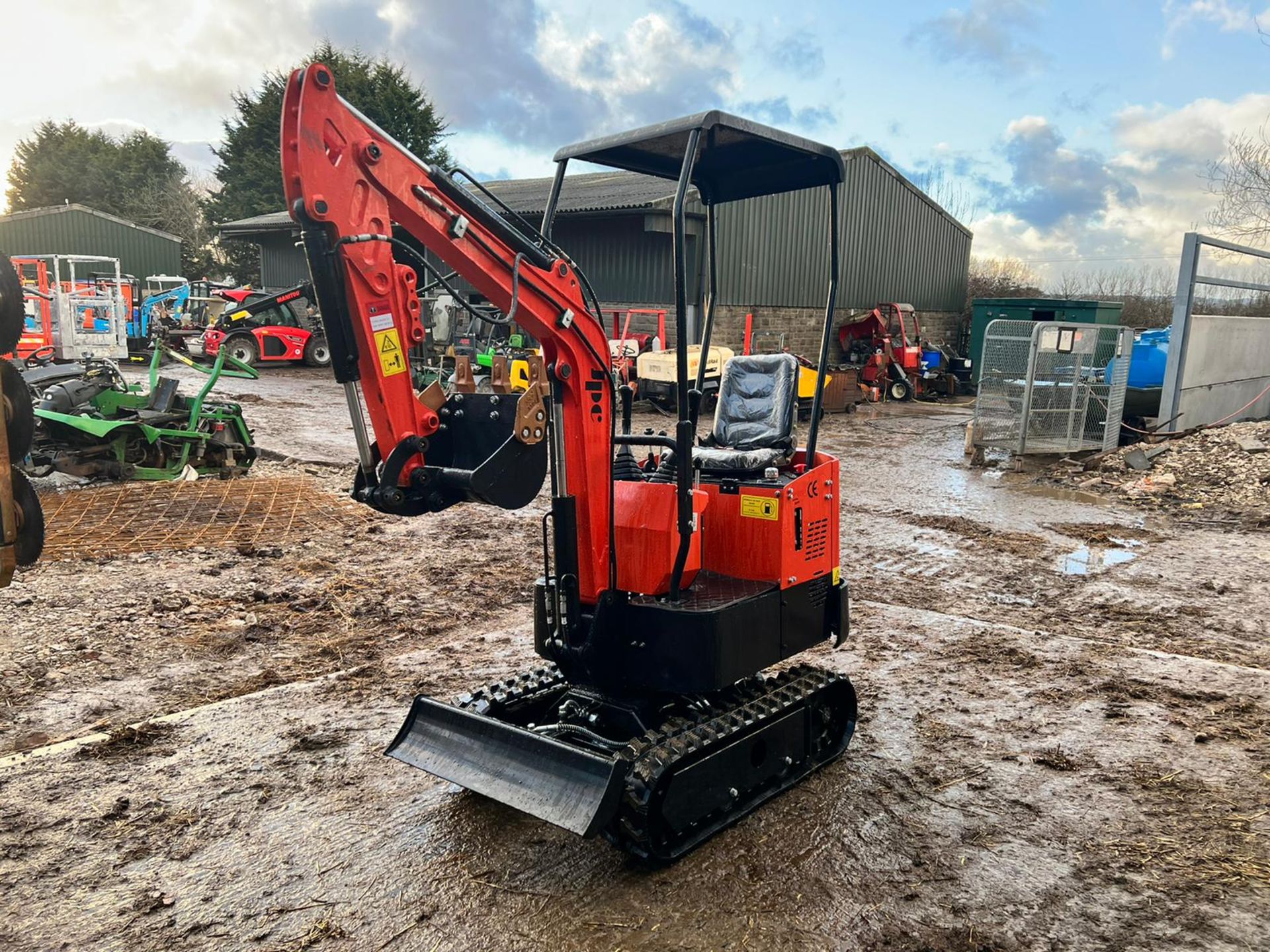 NEW AND UNUSED JPC HT12 1 TON MINI DIGGER, RUNS DRIVES AND DIGS, PIPED FOR FRONT ATTACHMENTS - Image 2 of 11