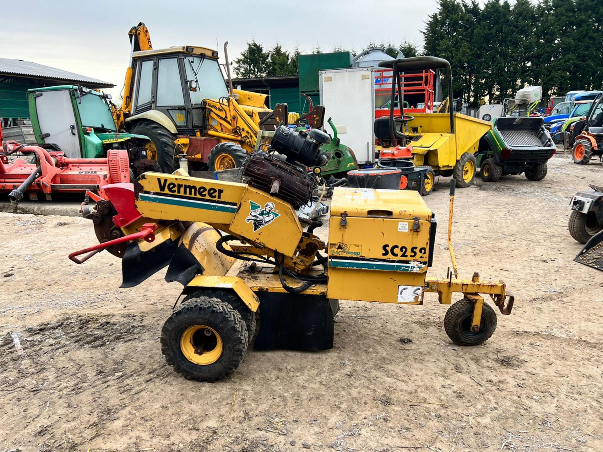 VERMEER SC252 TWIN WHEELED STUMP FRINDER WITH SINGLE AXLE TRAILER, 1885 HOURS *PLUS VAT* - Image 6 of 17