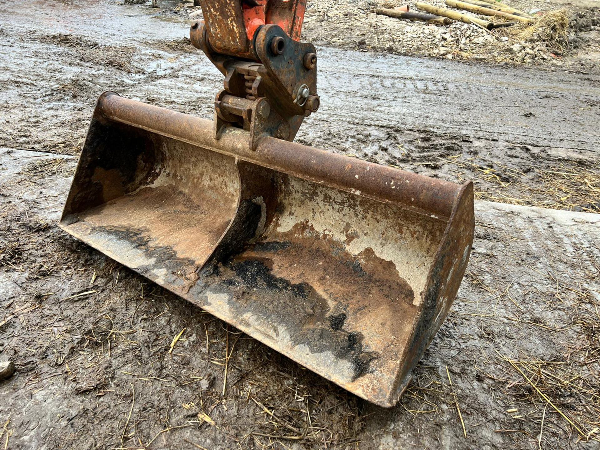 2017 HITACHI ZAXIS 19U 1.9 TON MINI DIGGER, RUNS DRIVES LIFTS, SHOWING A LOW 1609 HOURS - Image 10 of 15