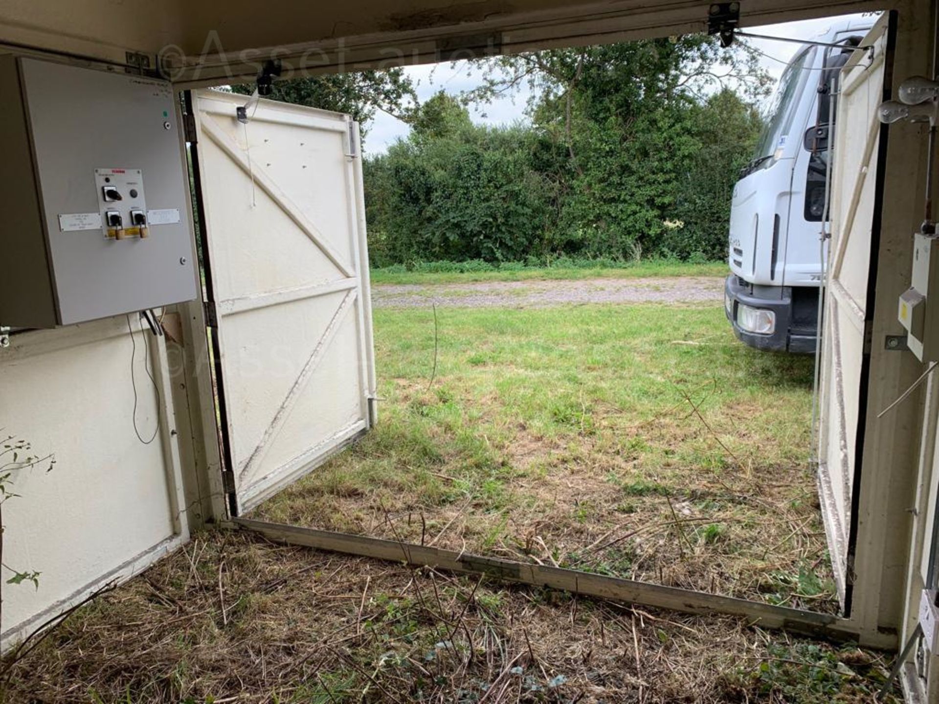 FORMER ELECTRICITY SUB-STATION FIBREGLASS TRANSFORMER HOUSING TR7, BROWN *PLUS VAT* - Image 8 of 14