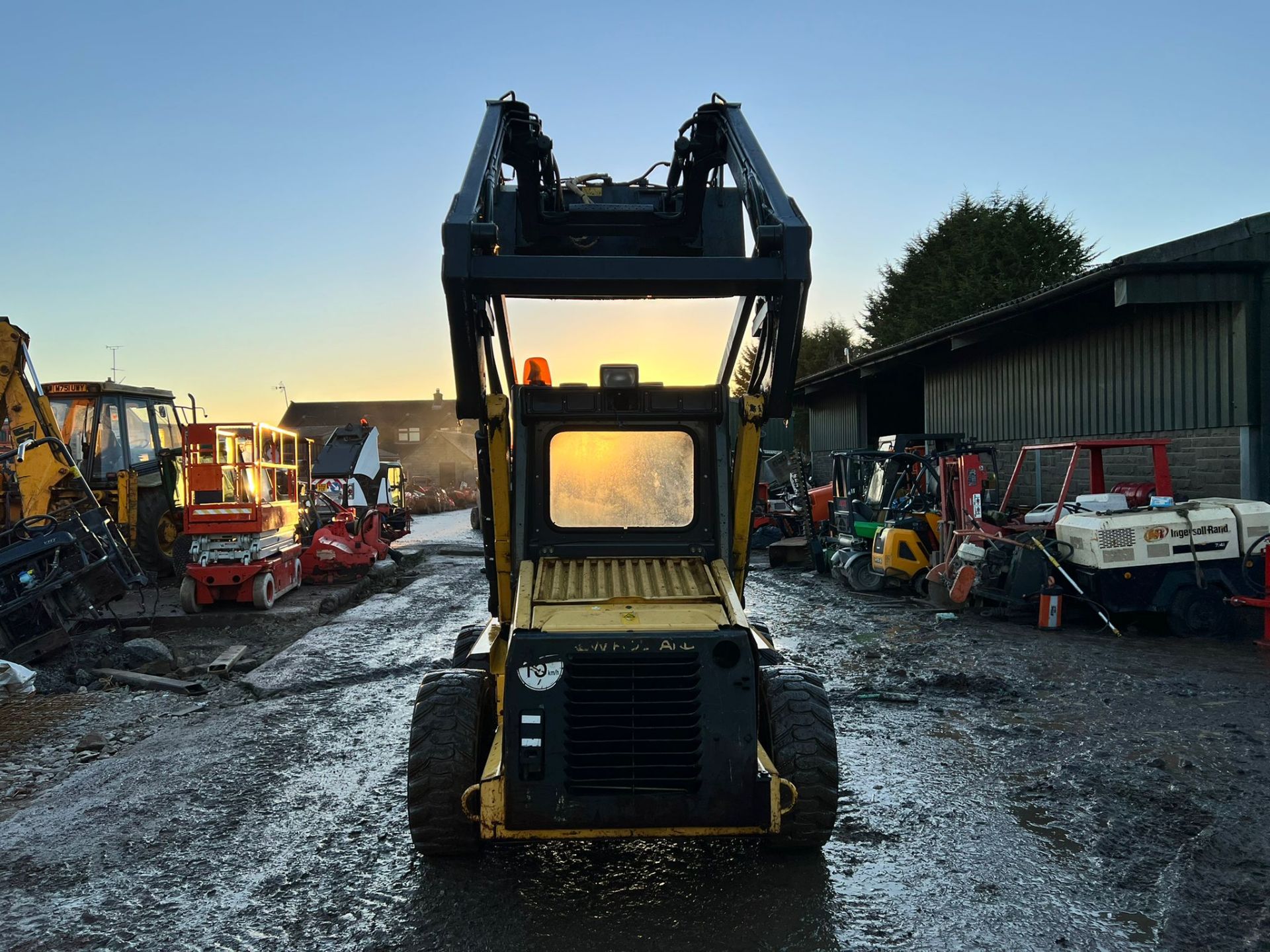 NEW HOLLAND LS160 SKIDSTEER WITH WHITES MUCK GRAB, RUNS DRIVES LIFTS, 1360 HOURS *PLUS VAT* - Image 5 of 15