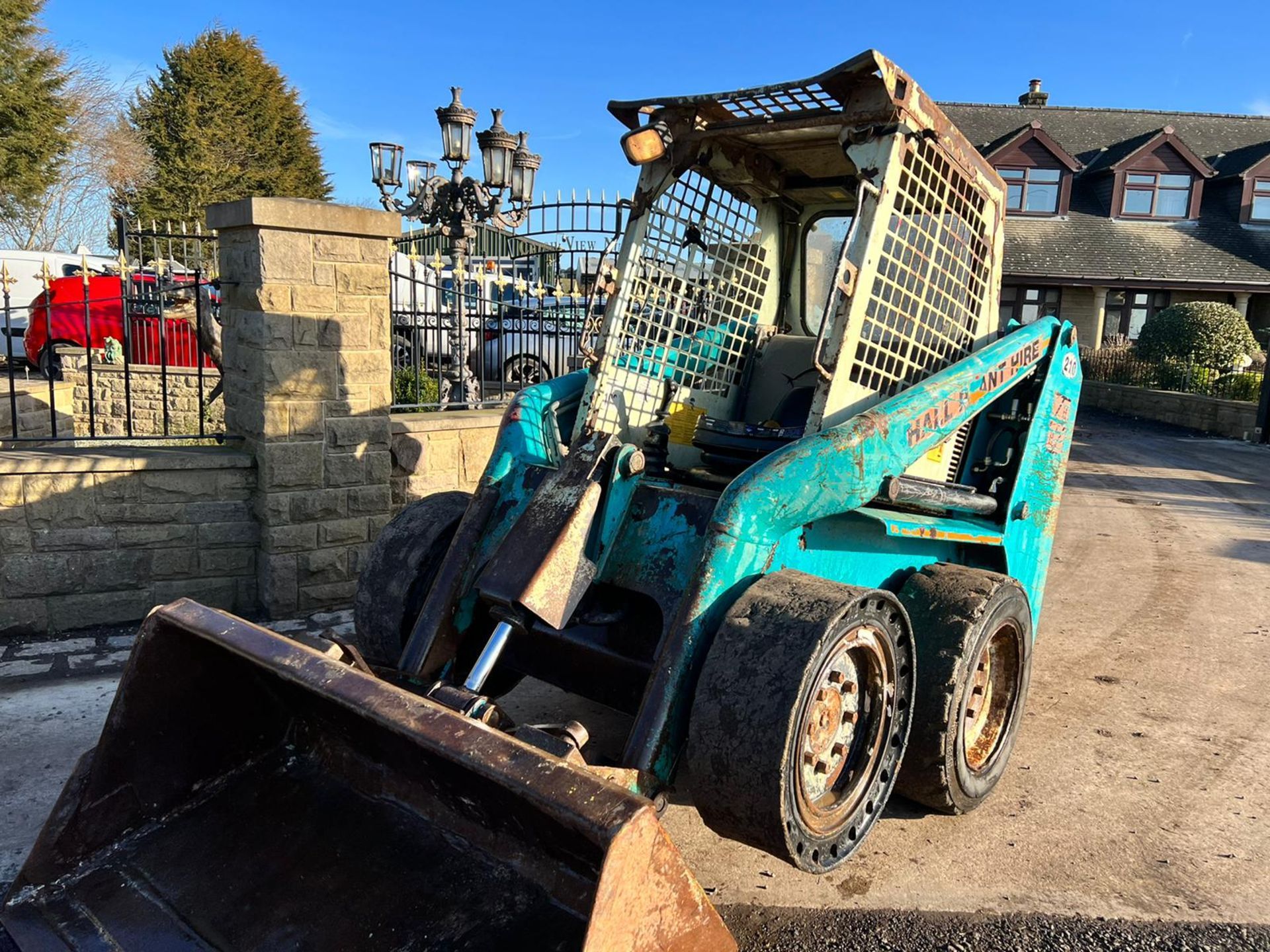 BELLE 761 DIESEL SKIDSTEER, RUNS DRIVES AND LIFTS, PIPED FOR FRONT ATTACHMENTS, C/W FRONT BUCKET - Image 2 of 12