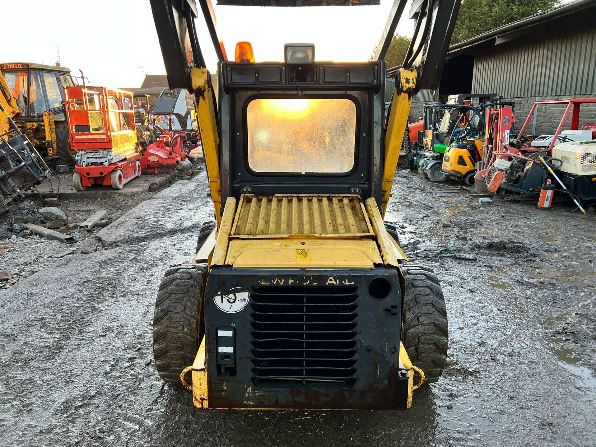 NEW HOLLAND LS160 SKIDSTEER WITH WHITES MUCK GRAB, RUNS DRIVES LIFTS, 1360 HOURS *PLUS VAT* - Image 9 of 15