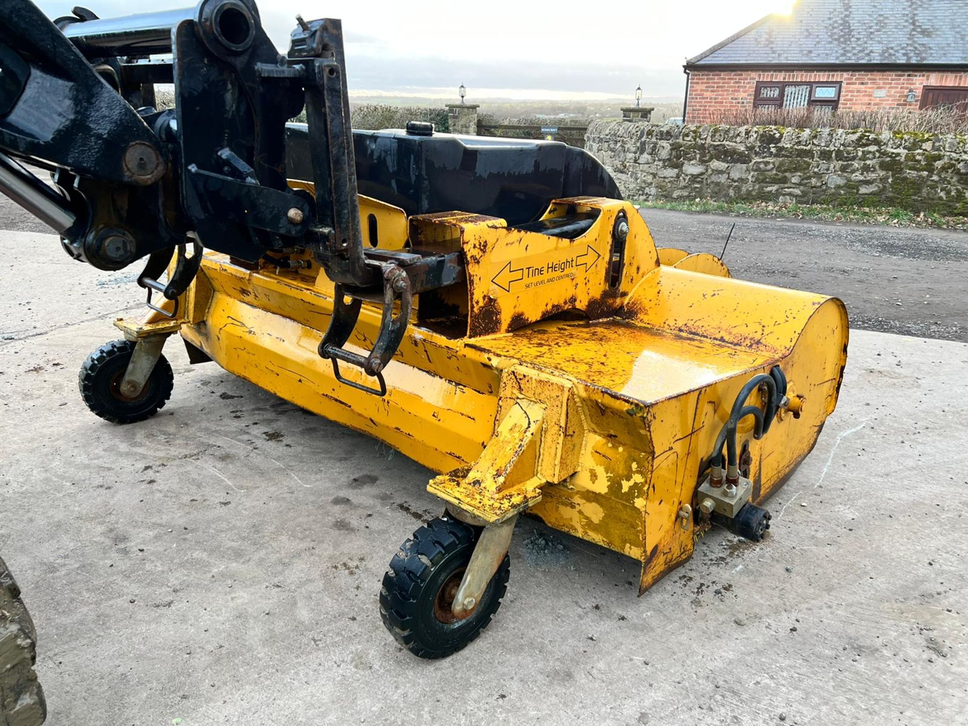 EASTERN ATTACHMENTS RS220 HYDRAULIC SWEEPER BUCKET, SUITABLE FOR PALLET FORKS *PLUS VAT* - Image 4 of 12