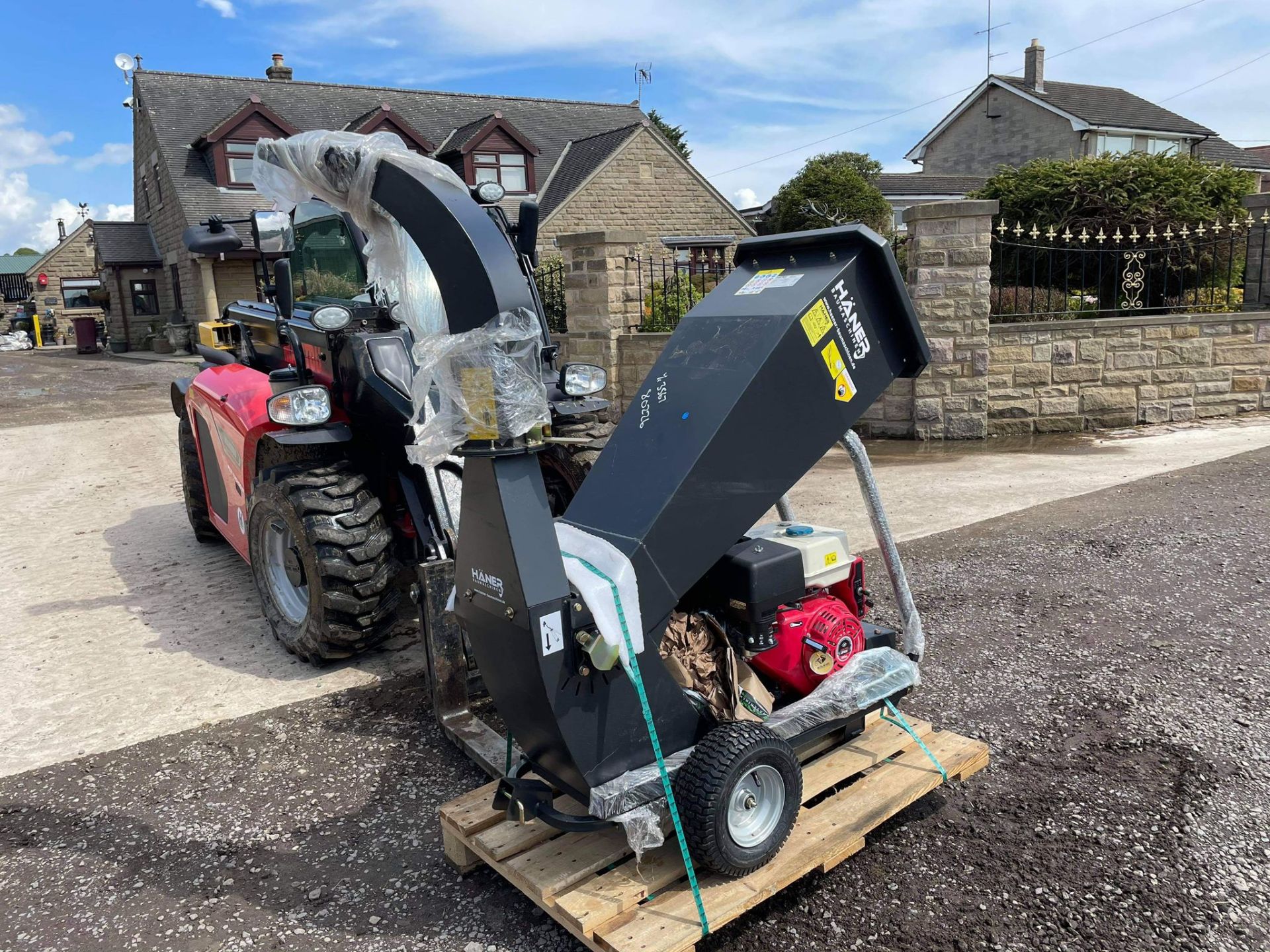 NEW AND UNUSED HANER HHE150E PETROL WOOD CHIPPER, ON WHEELS SO EASY TO MOVE AROUND *PLUS VAT* - Image 2 of 9