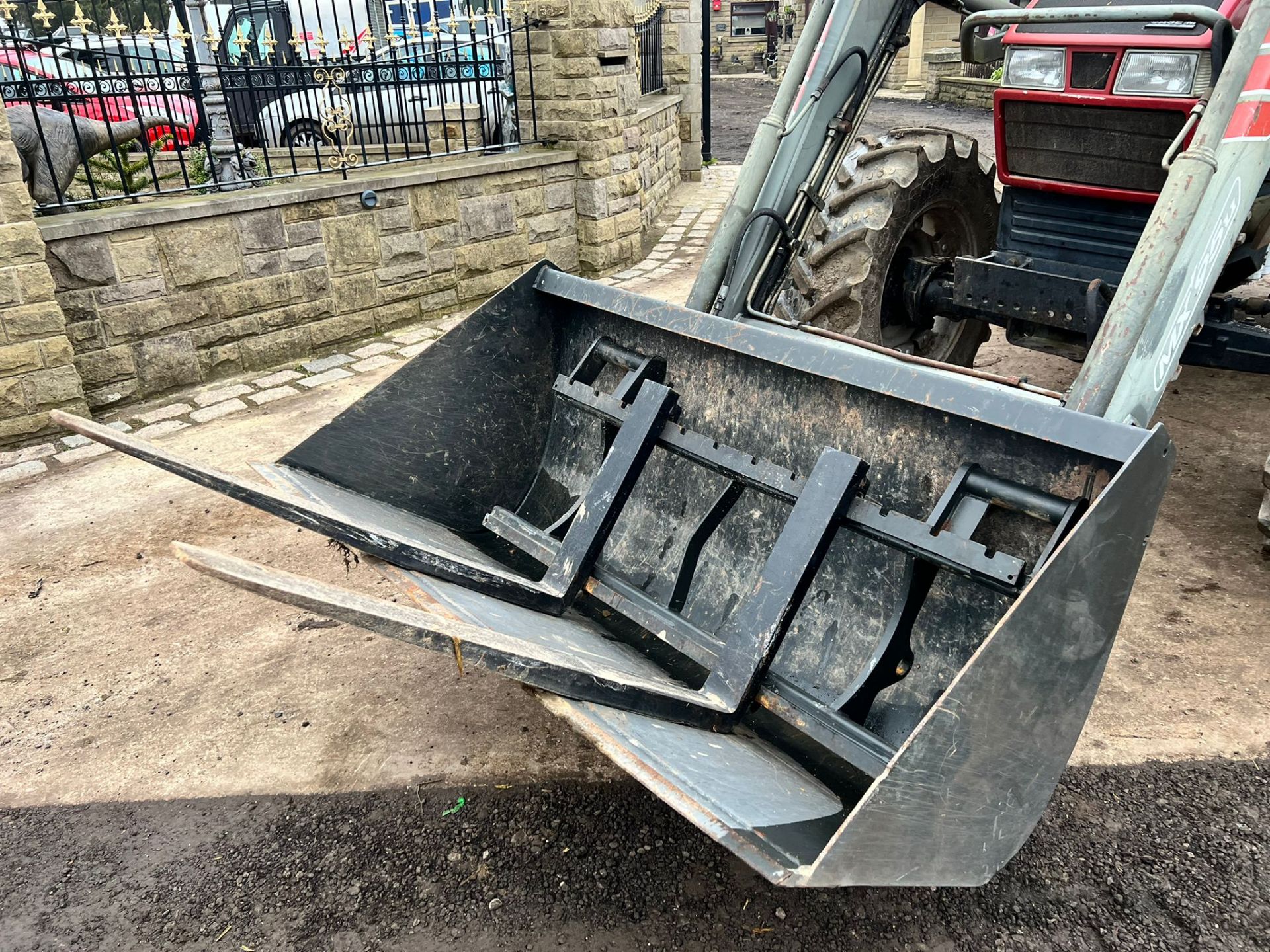 CASE 4230 84hp 4WD TRACTOR WITH FRONT LOADER, PALLET FORKS AND BUCKET *PLUS VAT* - Image 9 of 13