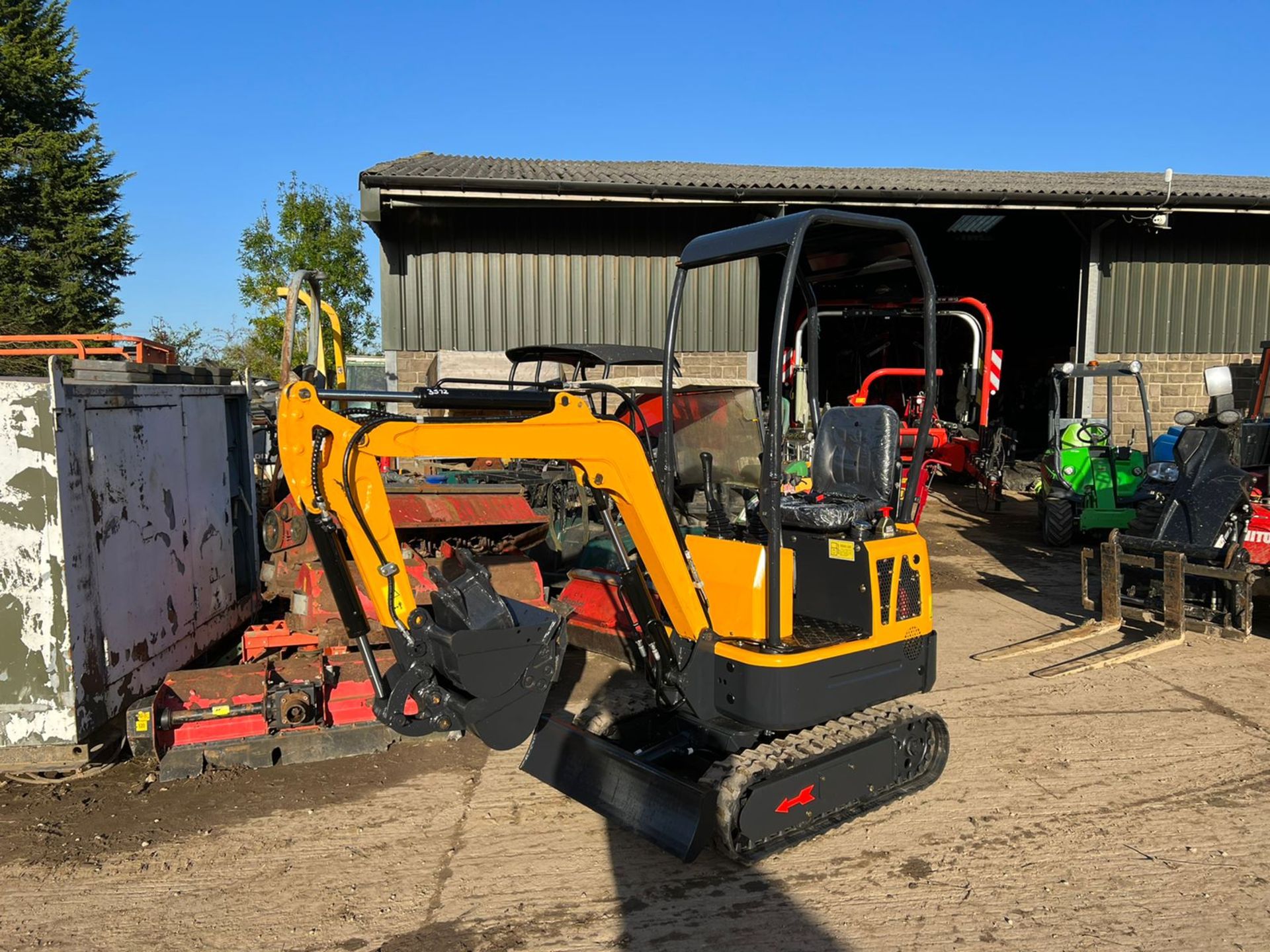 NEW AND UNUSED LM10 YELLOW AND BLACK 1 TON MINI DIGGER, RUNS DRIVES AND DIGS, 3 BUCKETS *PLUS VAT* - Image 7 of 14