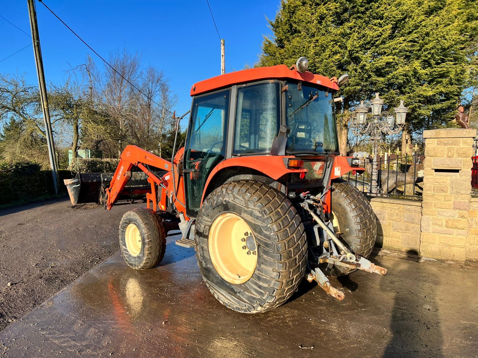 KIOTI DK551C 54hp 4WD COMPACT TRACTOR WITH FRONT LOADER AND BUCKET, 1869 HOURS *PLUS VAT* - Image 4 of 13