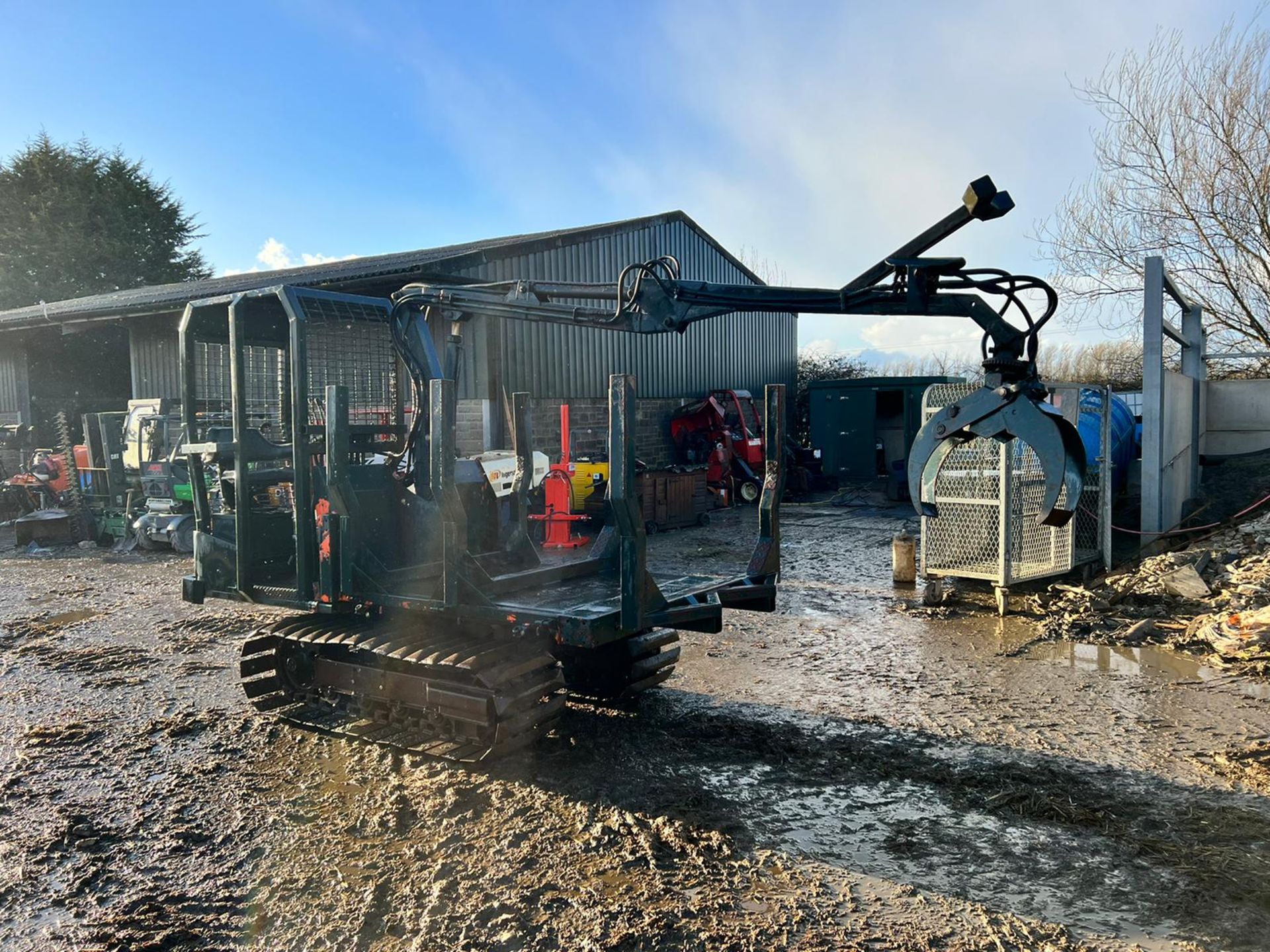 KUBOTA 3 TON TRACKED DUMPER / LOG FORWARDER WITH CRANE / TIMBER GRAB AND FRONT WINCH *PLUS VAT* - Image 3 of 16