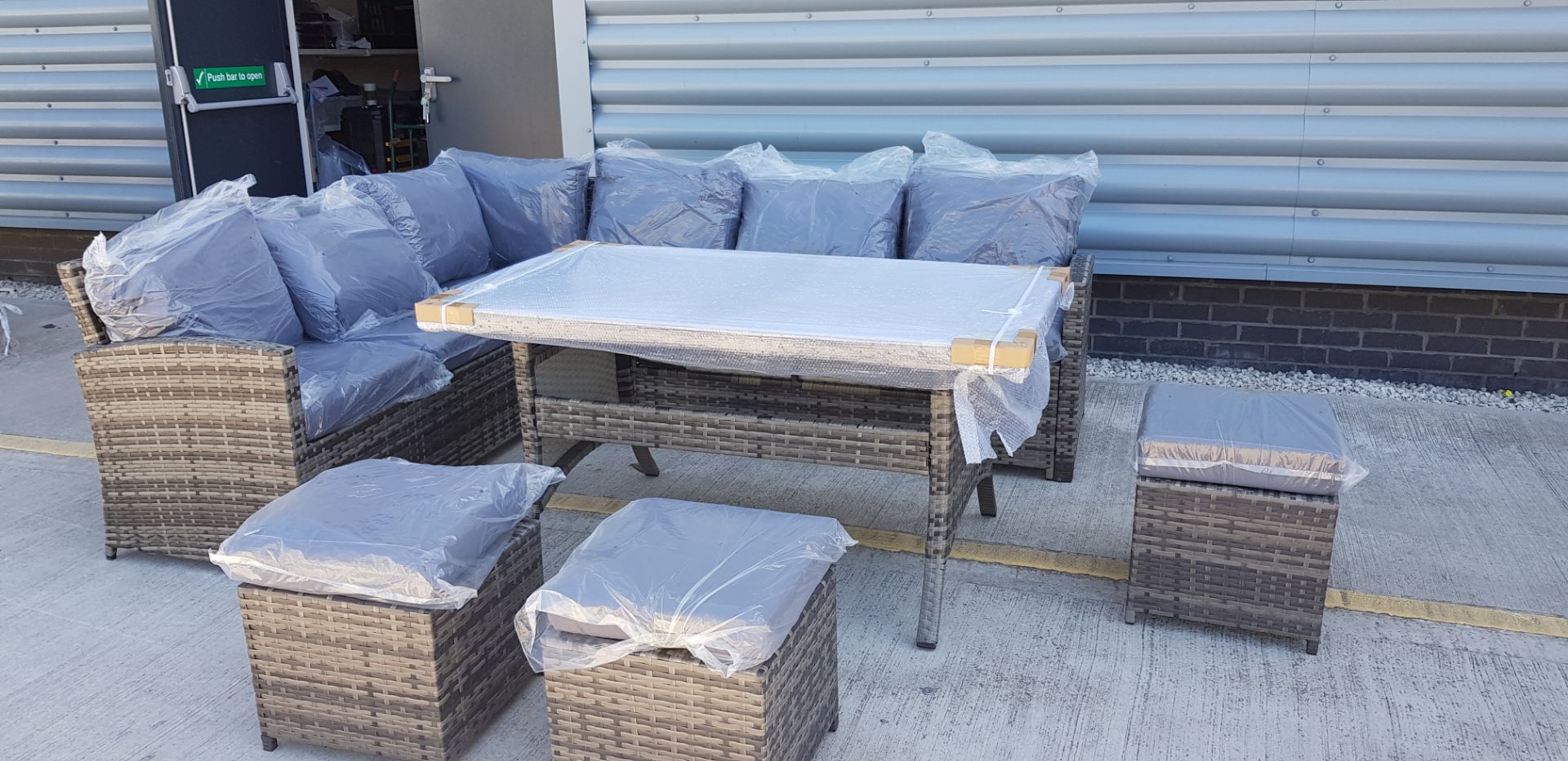 BRAND NEW 8 SEATER RATTAN SET, DARK GREY WITH MATCHING GREY 10cm DEEP CUSHIONS, RRP OVER £1299 - Image 4 of 8