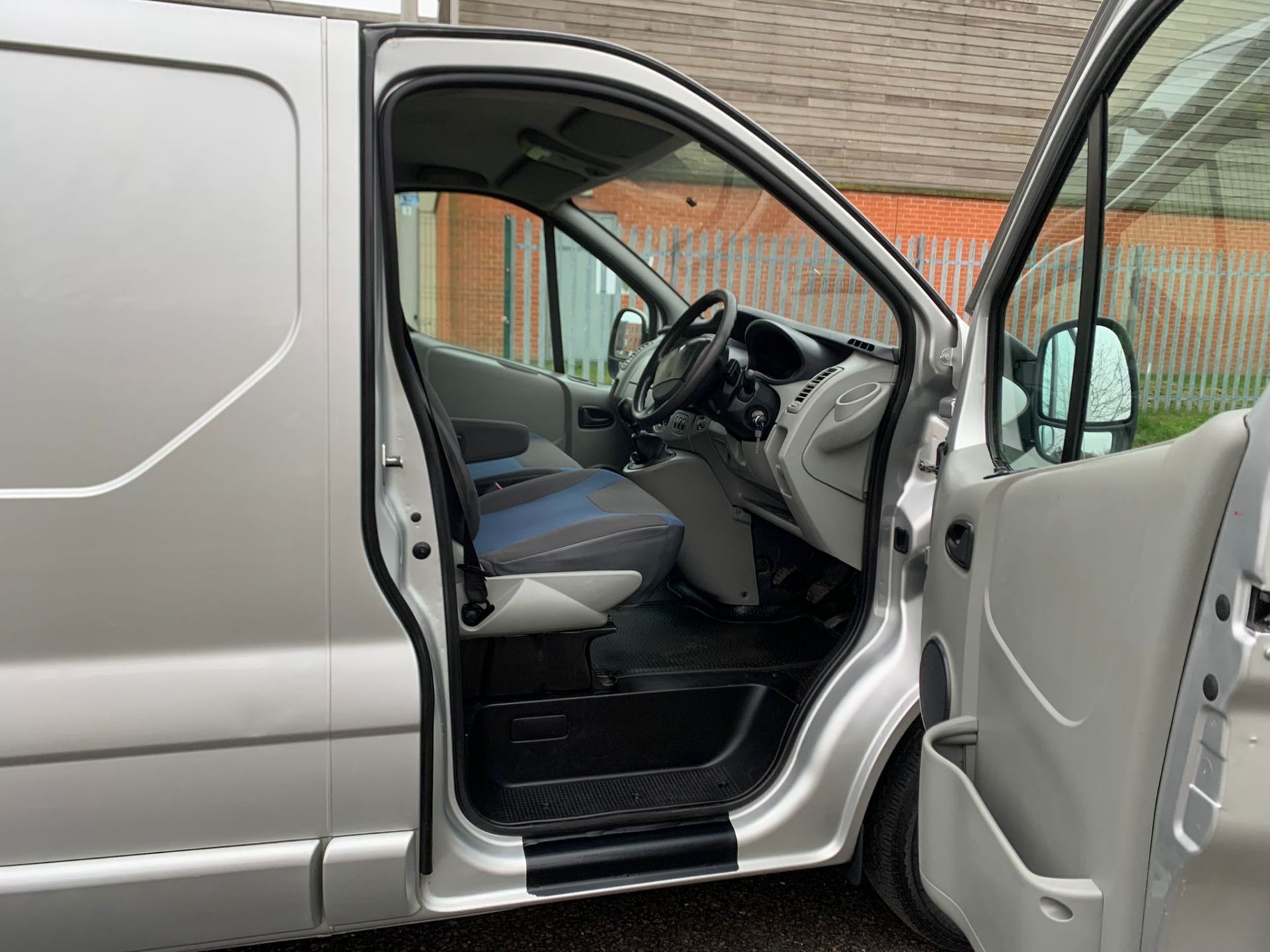 2011 RENAULT TRAFIC SL27 SPORT DCI 115 SILVER PANEL VAN, 134,138 MILES, 2.0 DIESEL *NO VAT* - Image 11 of 20