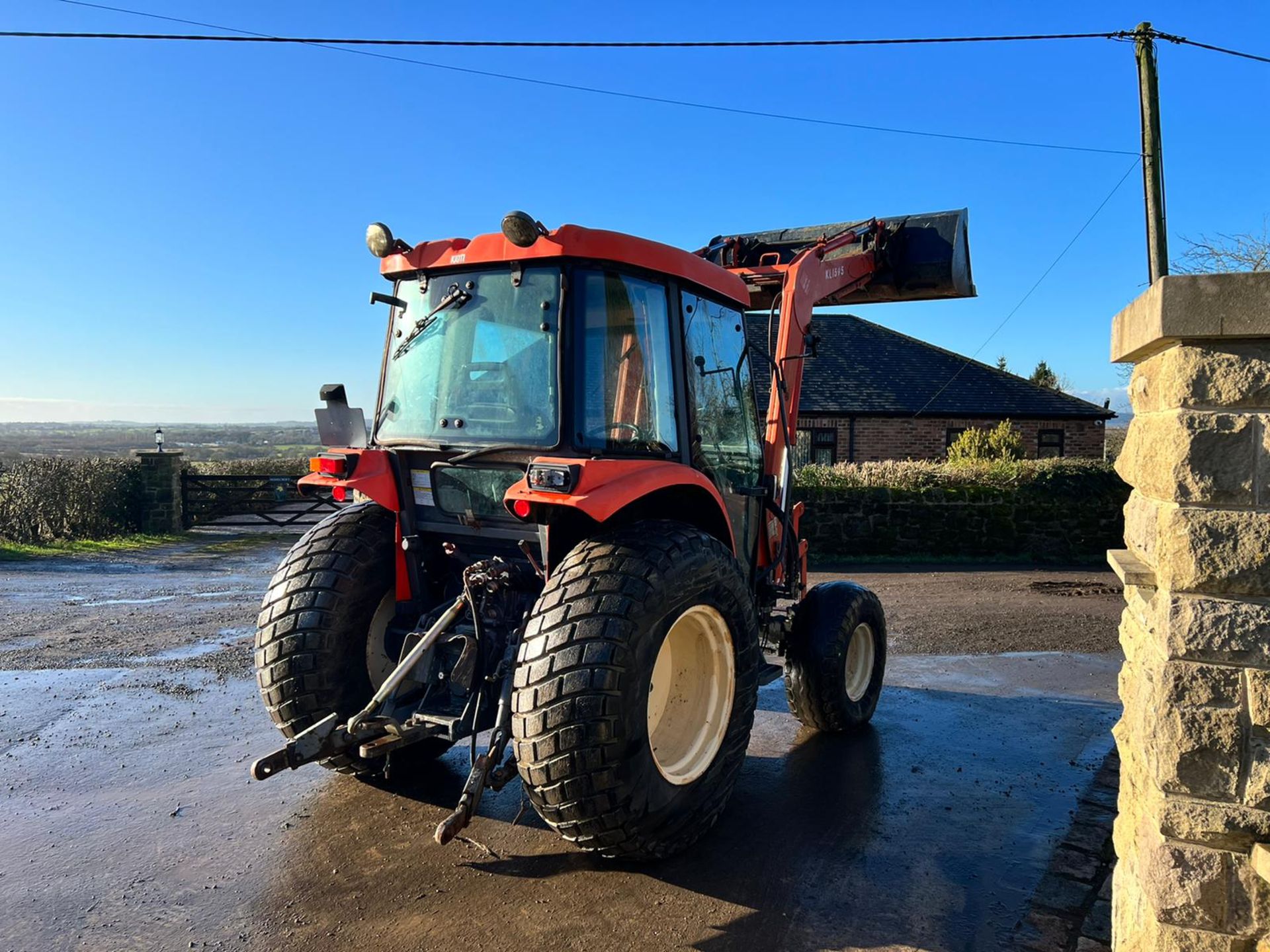 KIOTI DK551C 54hp 4WD COMPACT TRACTOR WITH FRONT LOADER AND BUCKET, 1869 HOURS *PLUS VAT* - Image 5 of 13