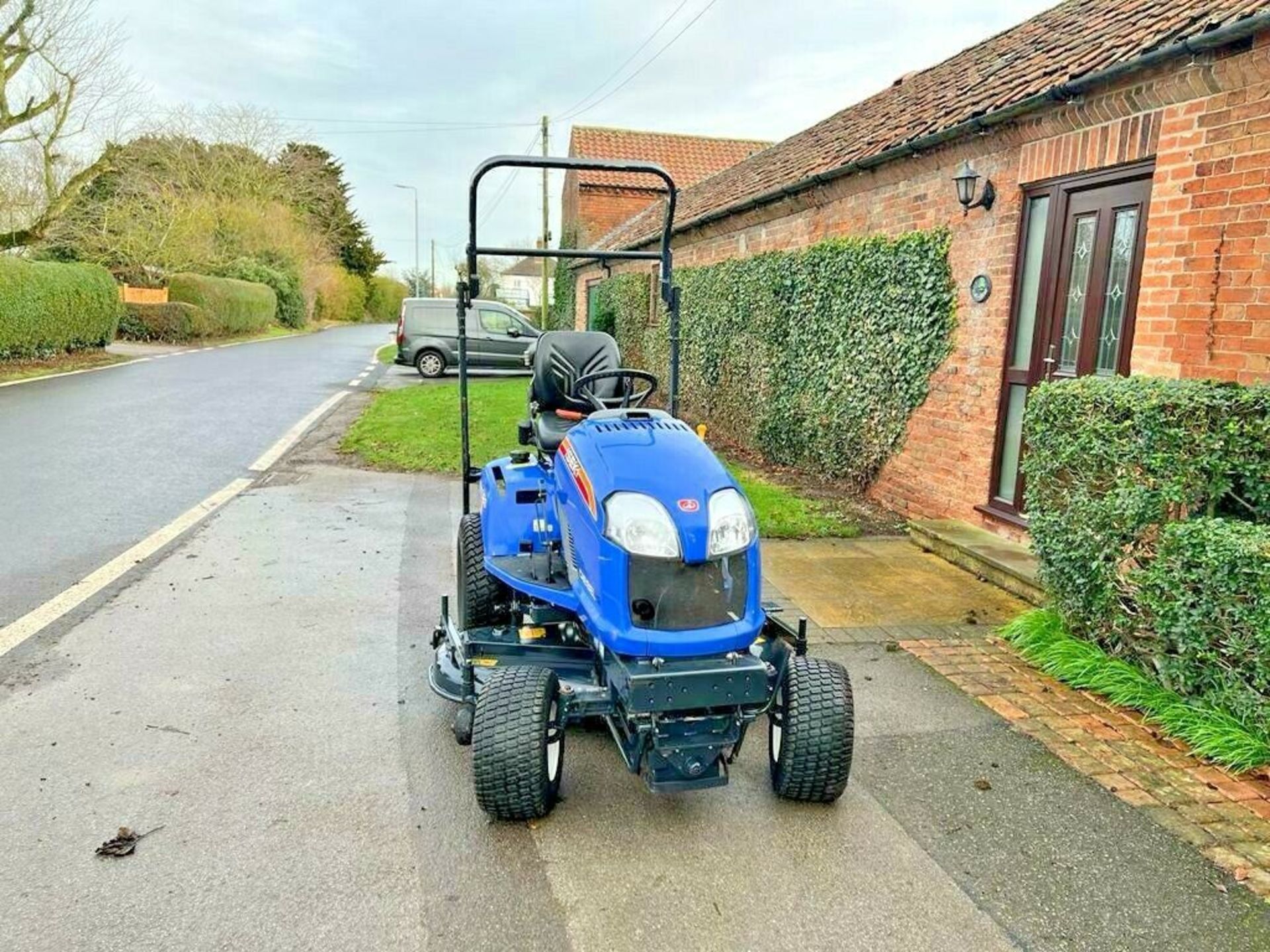 ISEKI 326 RIDE ON MOWER C/W 54" MULCHING DECK, HYDRO DRIVE, 3 CYLINDER DIESEL *PLUS VAT* - Image 2 of 6