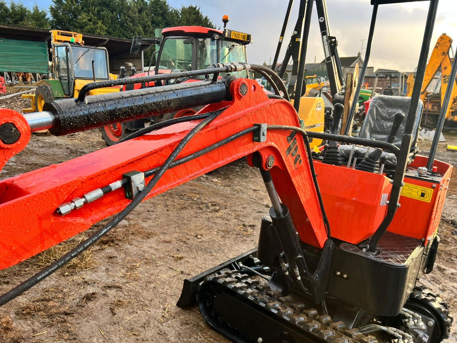 NEW AND UNUSED JPC HT12 1 TON MINI DIGGER, RUNS DRIVES AND DIGS, PIPED FOR FRONT ATTACHMENTS - Image 8 of 11