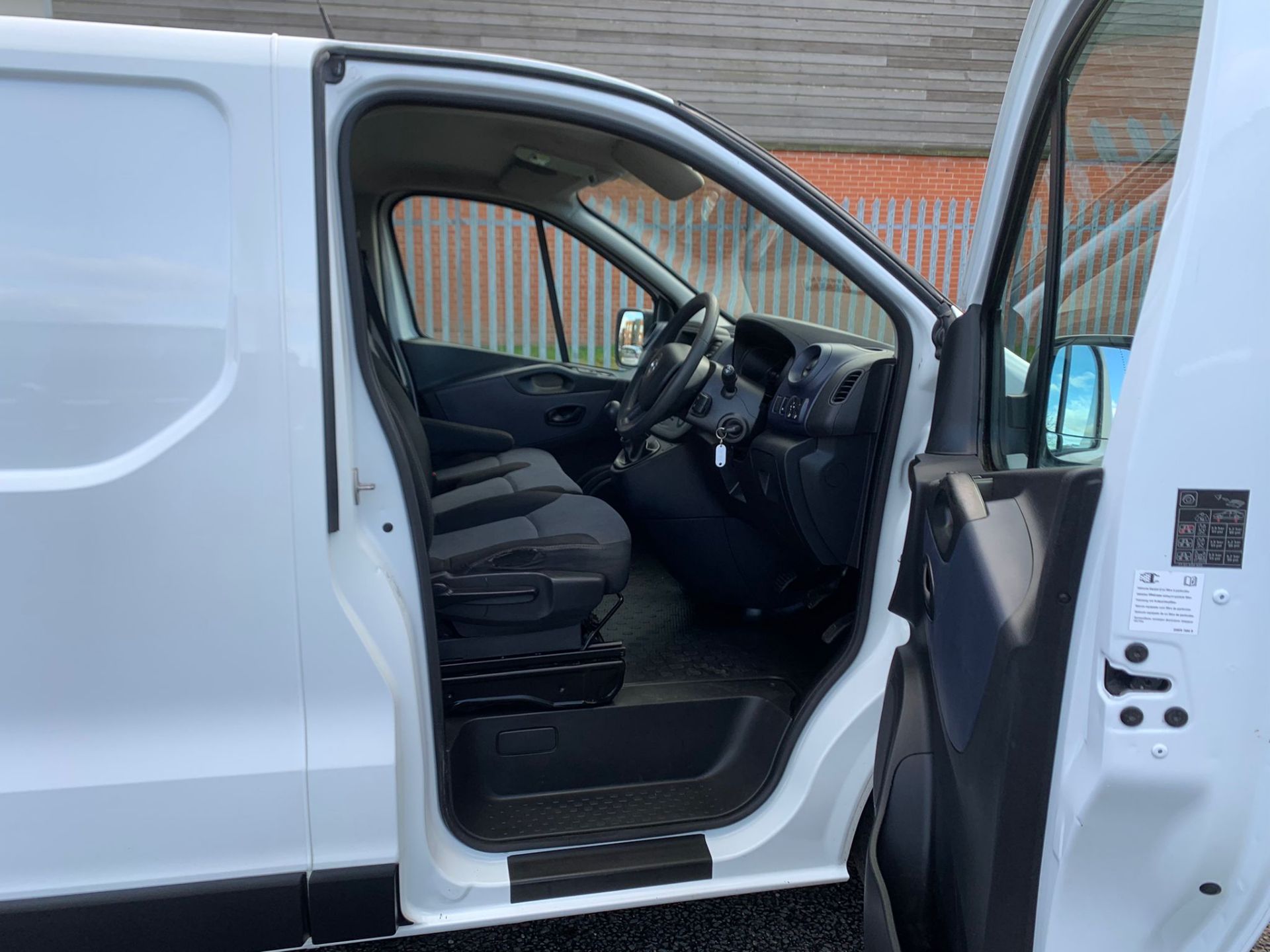 2016/16 REG VAUXHALL VIVARO 2700 CDTI 1.6 DIESEL WHITE PANEL VAN, SHOWING 1 FORMER KEEPER *NO VAT* - Image 11 of 18