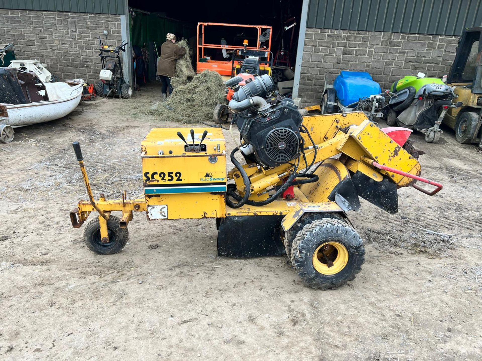 VERMEER SC252 TWIN WHEELED STUMP FRINDER WITH SINGLE AXLE TRAILER, 1885 HOURS *PLUS VAT* - Image 3 of 17