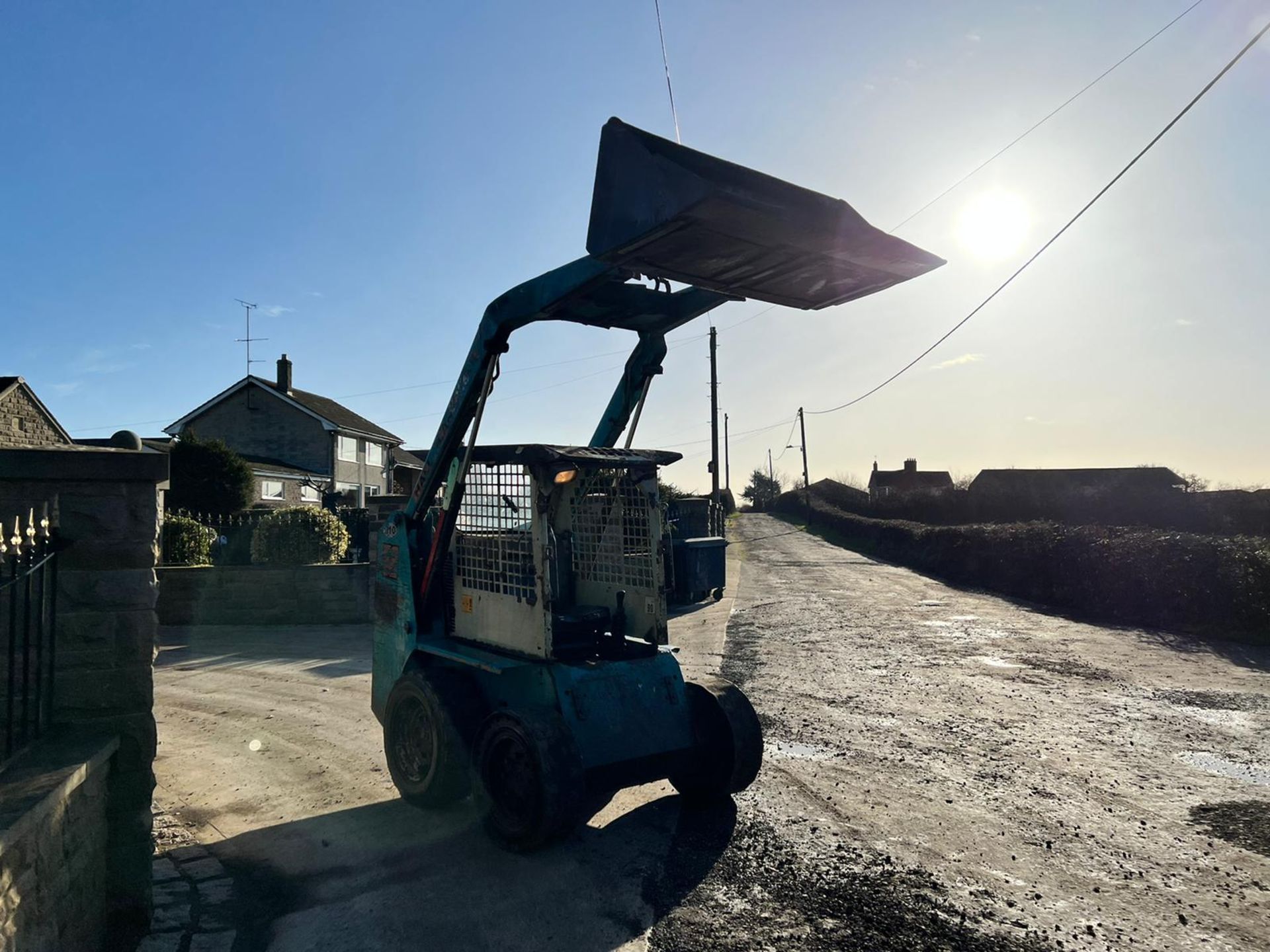 BELLE 761 DIESEL SKIDSTEER, RUNS DRIVES AND LIFTS, PIPED FOR FRONT ATTACHMENTS, C/W FRONT BUCKET - Image 8 of 12