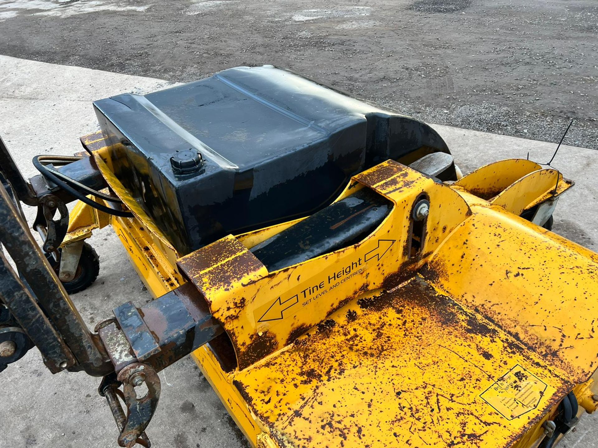 EASTERN ATTACHMENTS RS220 HYDRAULIC SWEEPER BUCKET, SUITABLE FOR PALLET FORKS *PLUS VAT* - Image 9 of 12