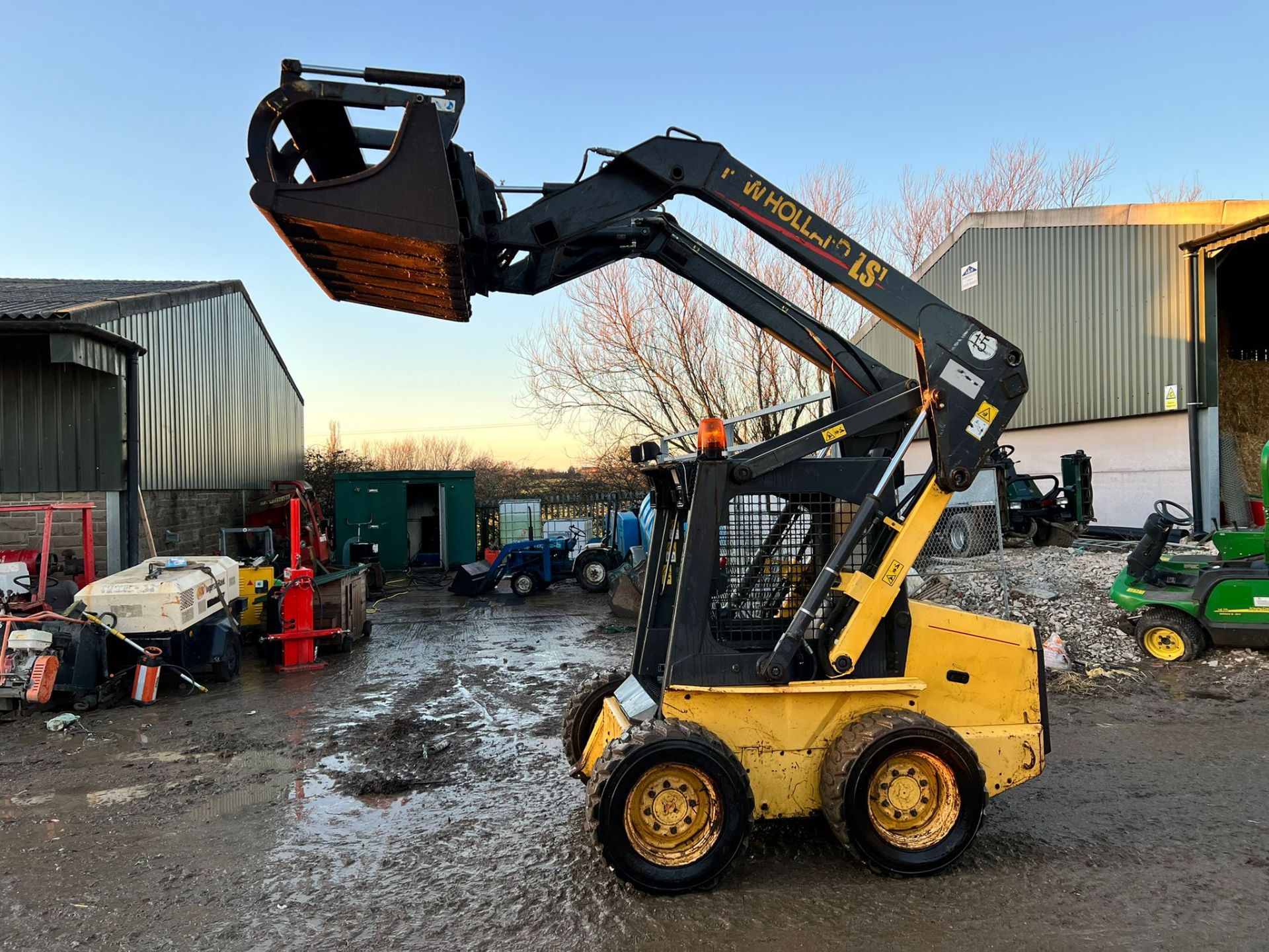 NEW HOLLAND LS160 SKIDSTEER WITH WHITES MUCK GRAB, RUNS DRIVES LIFTS, 1360 HOURS *PLUS VAT* - Image 3 of 15