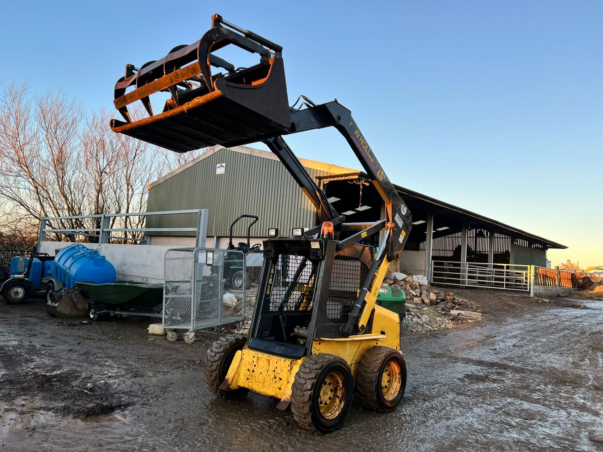 NEW HOLLAND LS160 SKIDSTEER WITH WHITES MUCK GRAB, RUNS DRIVES LIFTS, 1360 HOURS *PLUS VAT* - Image 2 of 15