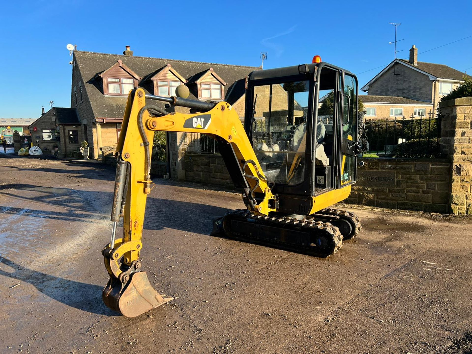 CATERPILLAR 301.6C 1.6 TON MINI DIGGER, RUNS DRIVES AND DIGS, 3 CYLINDER DIESEL ENGINE, YEAR 2007 - Image 3 of 18