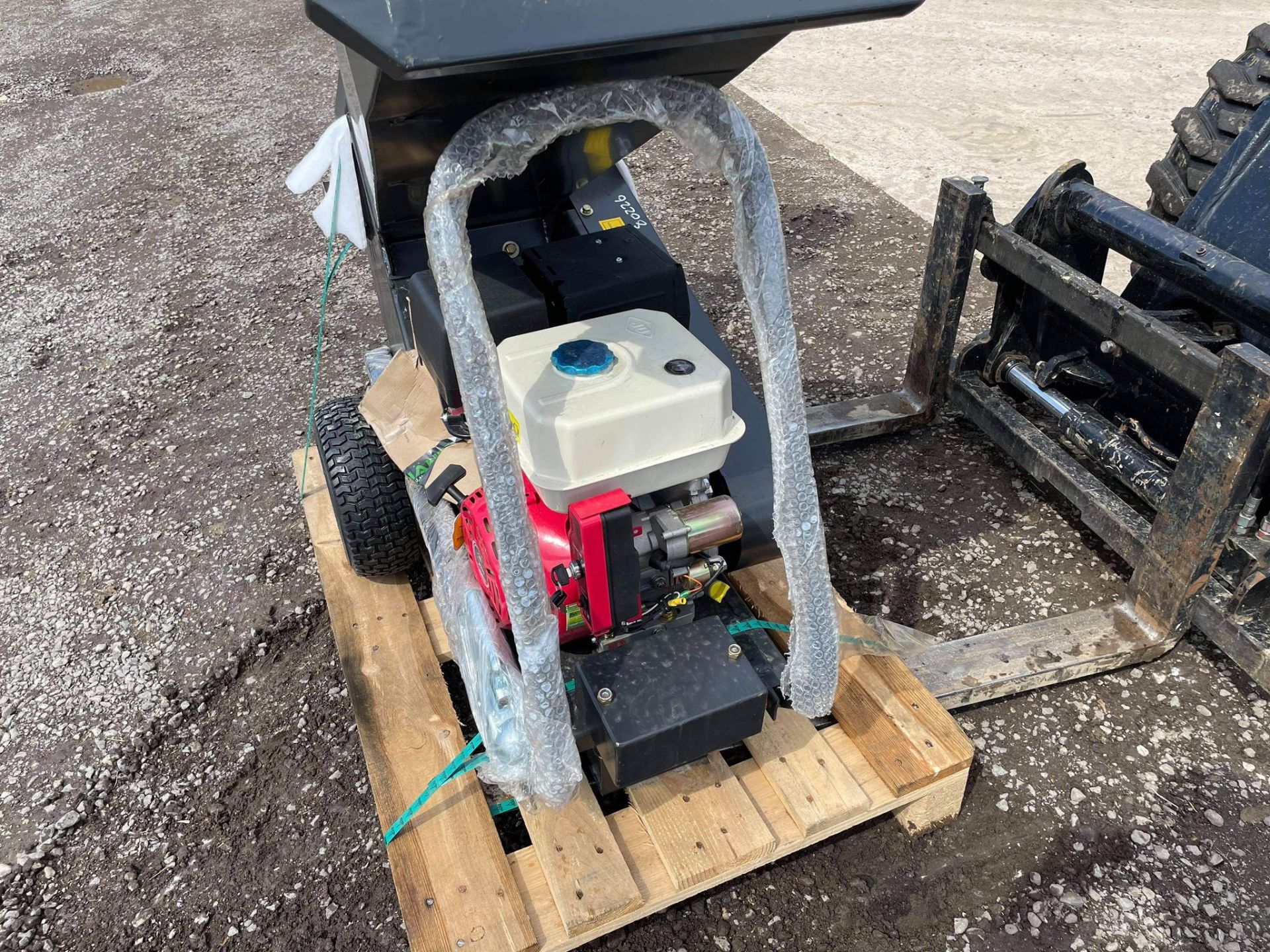 NEW AND UNUSED HANER HHE150E PETROL WOOD CHIPPER, ON WHEELS SO EASY TO MOVE AROUND *PLUS VAT* - Image 4 of 9