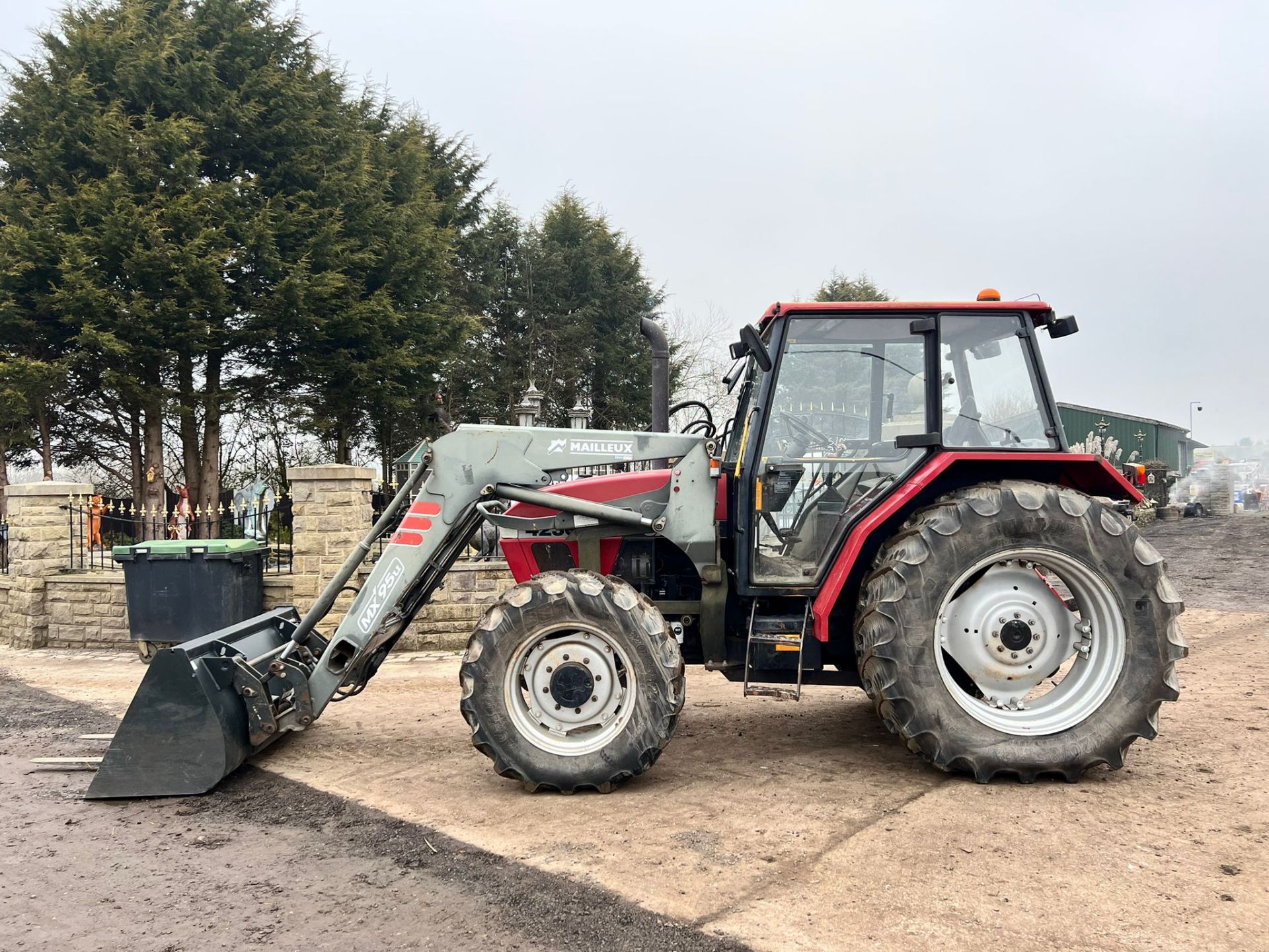 CASE 4230 84hp 4WD TRACTOR WITH FRONT LOADER, PALLET FORKS AND BUCKET *PLUS VAT* - Image 2 of 13