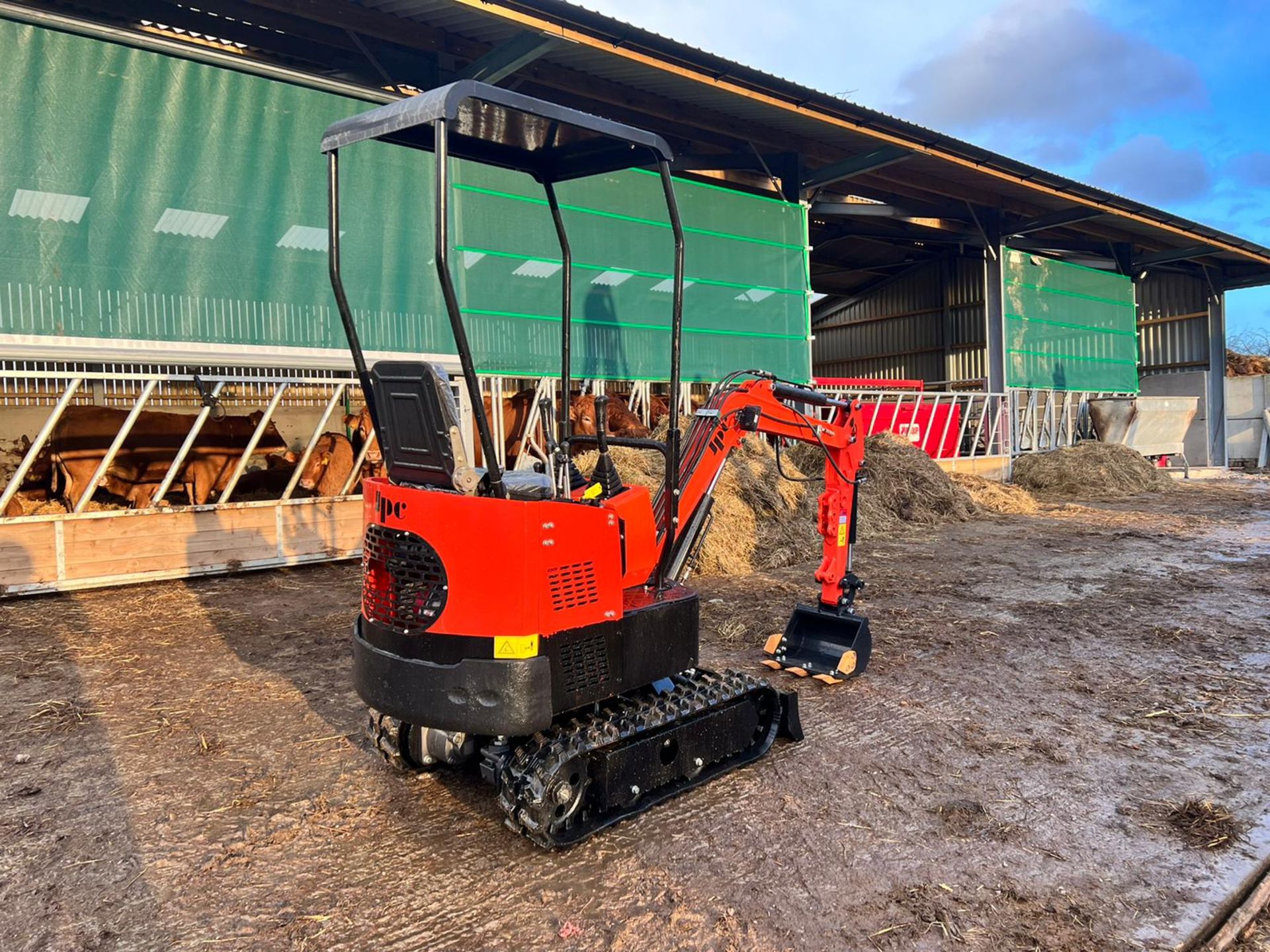 NEW AND UNUSED JPC HT12 1 TON MINI DIGGER, RUNS DRIVES AND DIGS, PIPED FOR FRONT ATTACHMENTS - Image 5 of 11