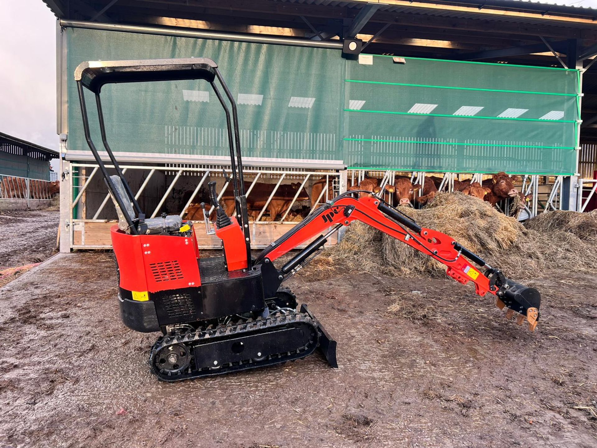 NEW AND UNUSED JPC HT12 1 TON MINI DIGGER, RUNS DRIVES AND DIGS, PIPED FOR FRONT ATTACHMENTS - Image 8 of 11